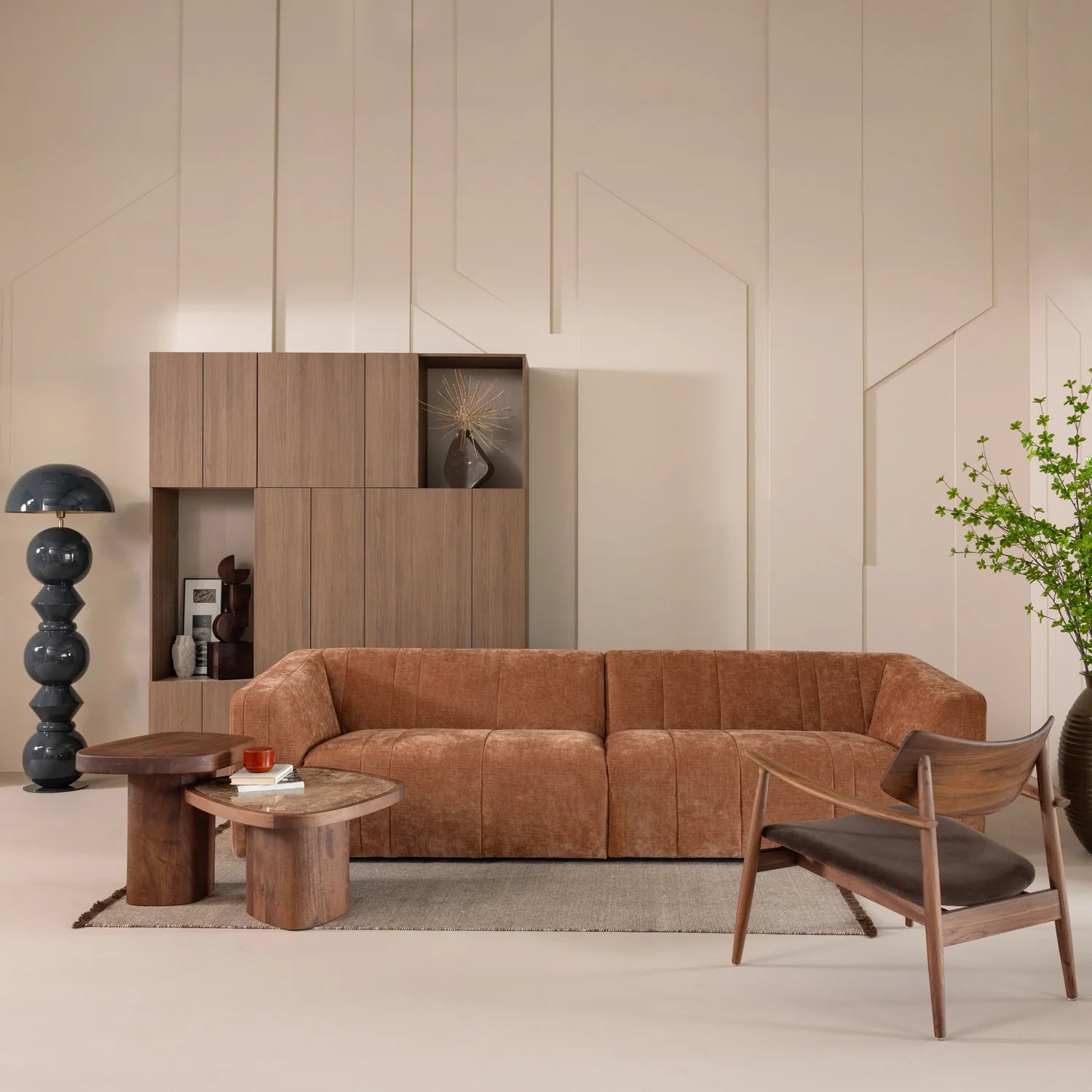 Sessel BASK mit braunem Sitz und Nussbaumgestell