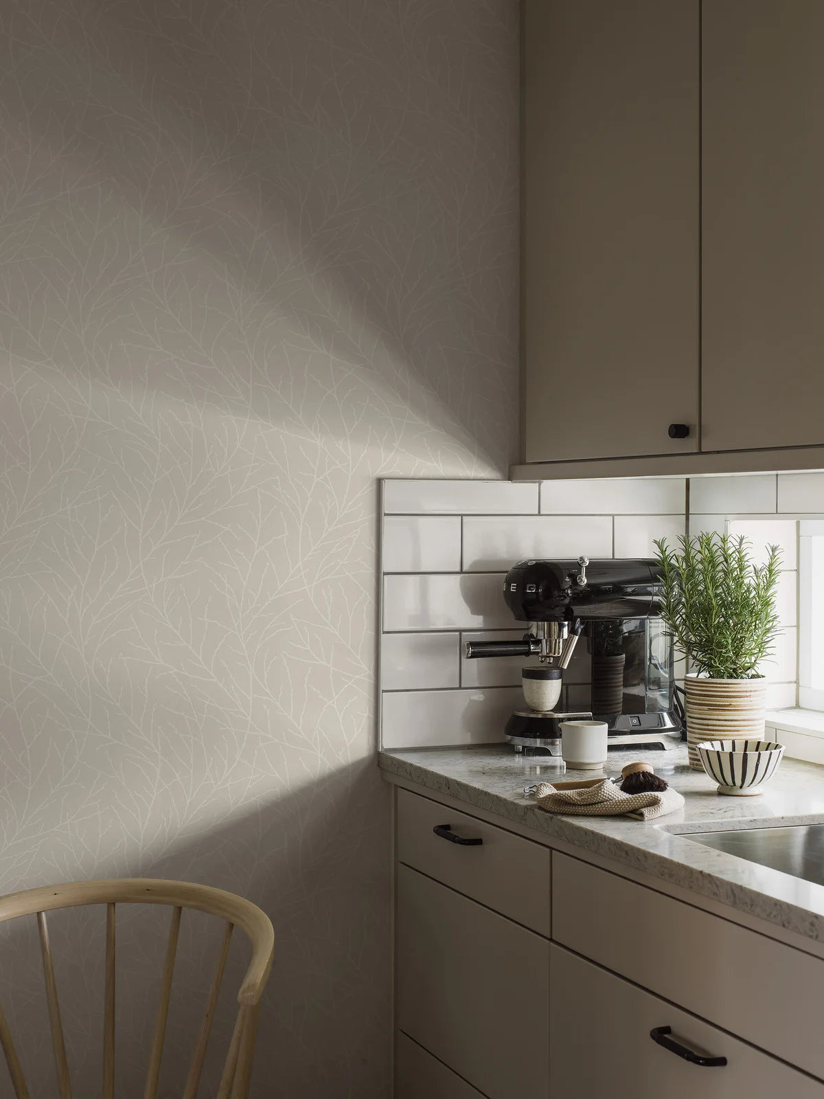 Vlies-Tapete mit pflanzlichem Muster IVAR beige