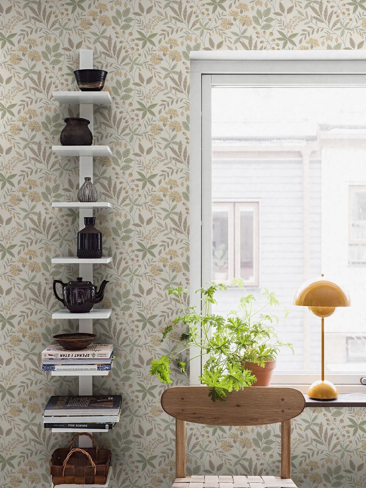 VILMA Vlies-Tapete mit pflanzlichem Muster in hellbeige mit grün und gelb