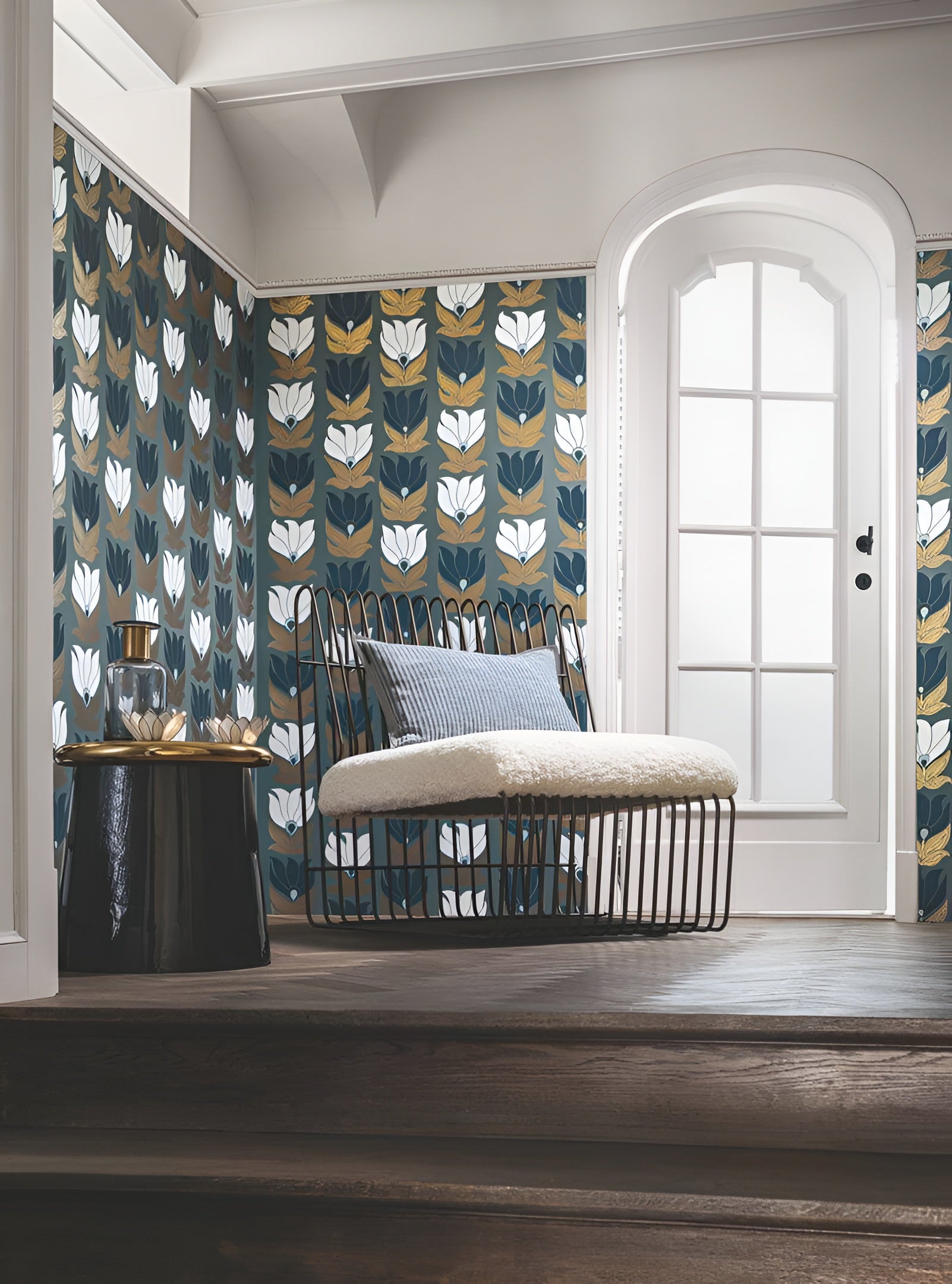 Wallpaper with a floral plant motif DAUPHINE - WHITE/GOLD white with gold