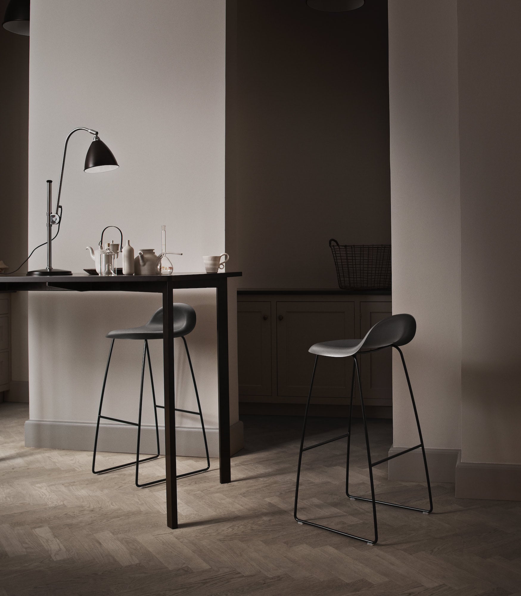 Hocker GUBI 3D mit schwarzem Sitz und verchromtem Fuß