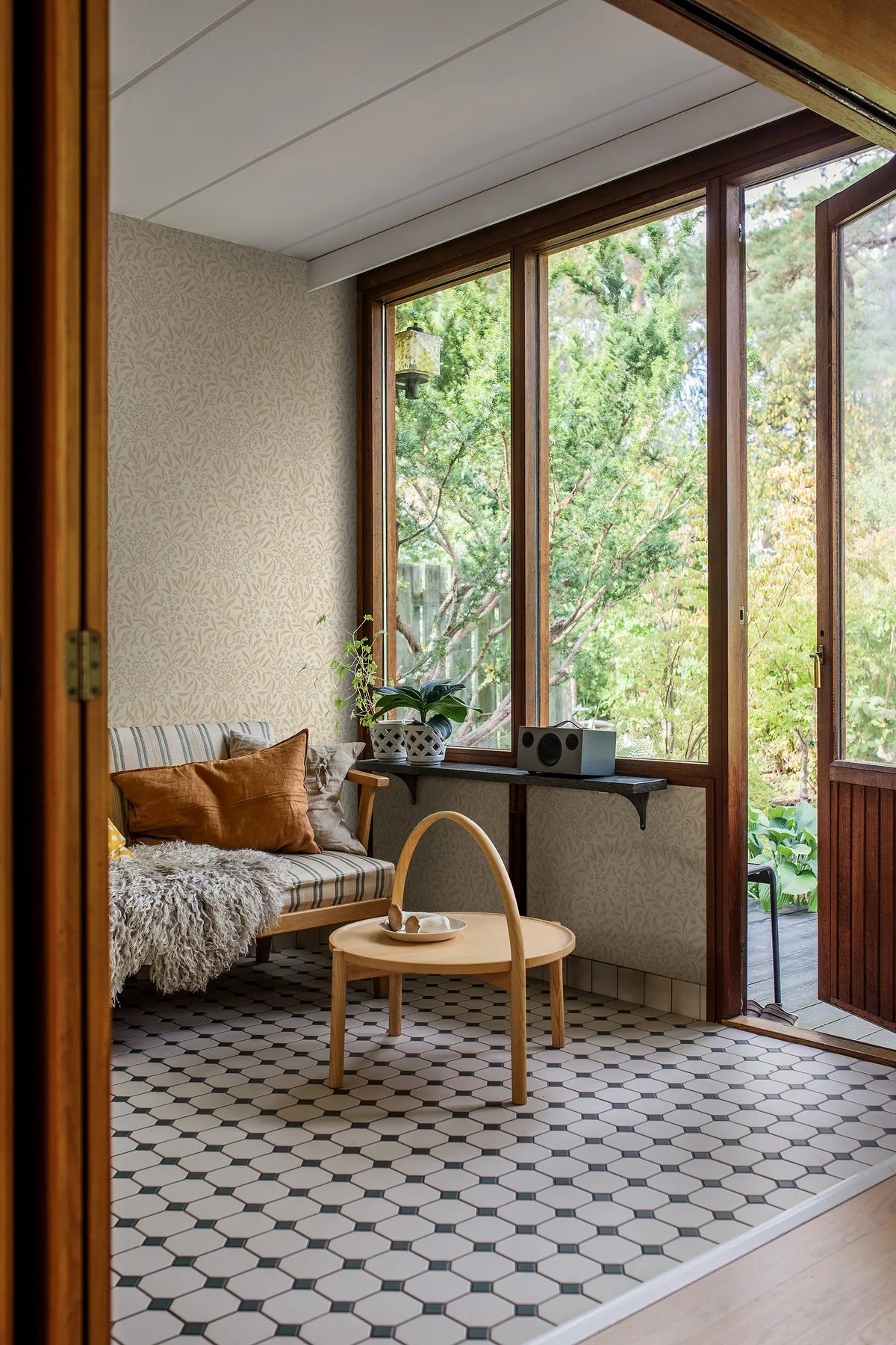 Vlies-Tapete mit pflanzlichem Muster KRYDDHYLLAN beige mit Creme