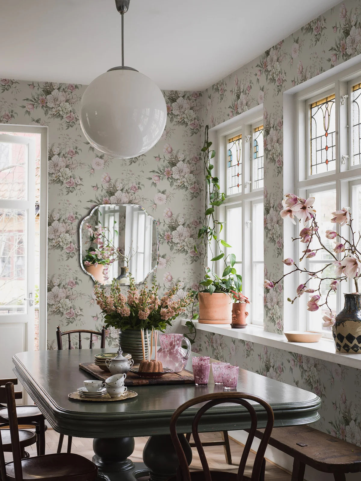 Vlies-Tapete mit pflanzlichem Muster FLORAL CHARM beige mit Rosa