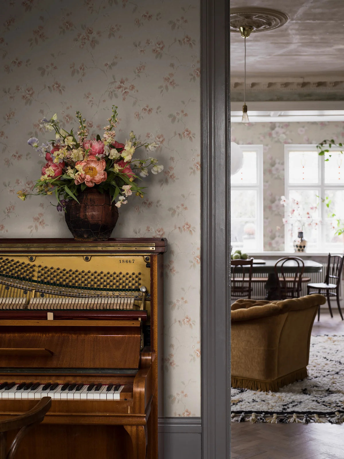 Vlies-Tapete mit Pflanzenmuster VINTAGE ROSE beige mit rosa