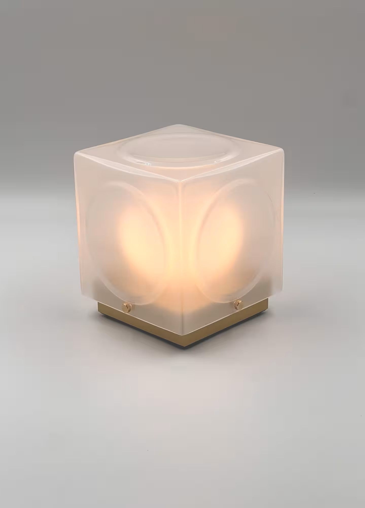 Tragbare Lampe CHANT mit mattem Schirm und goldener Basis