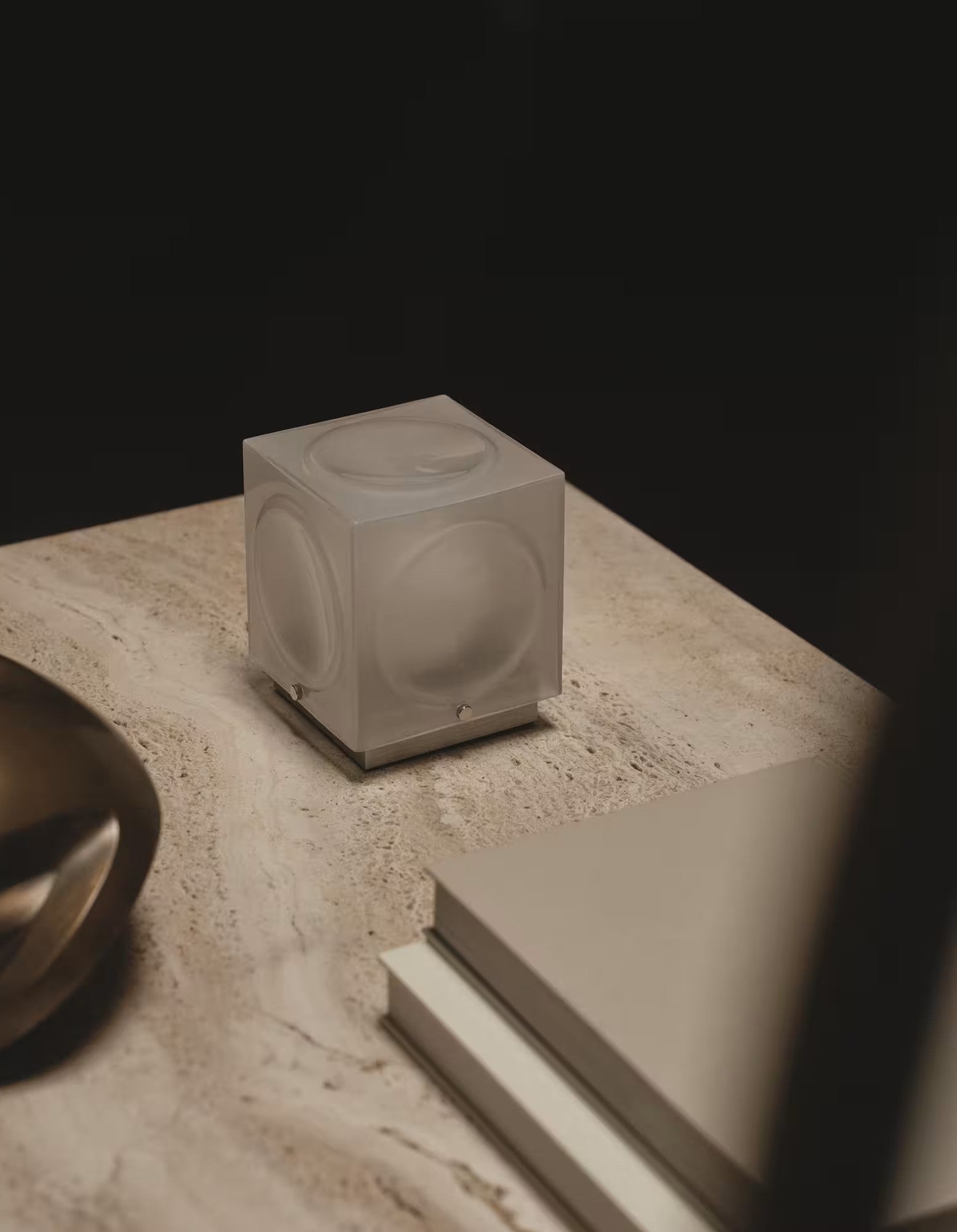 Tragbare Lampe CHANT mit mattem Schirm und silbernem Fuß