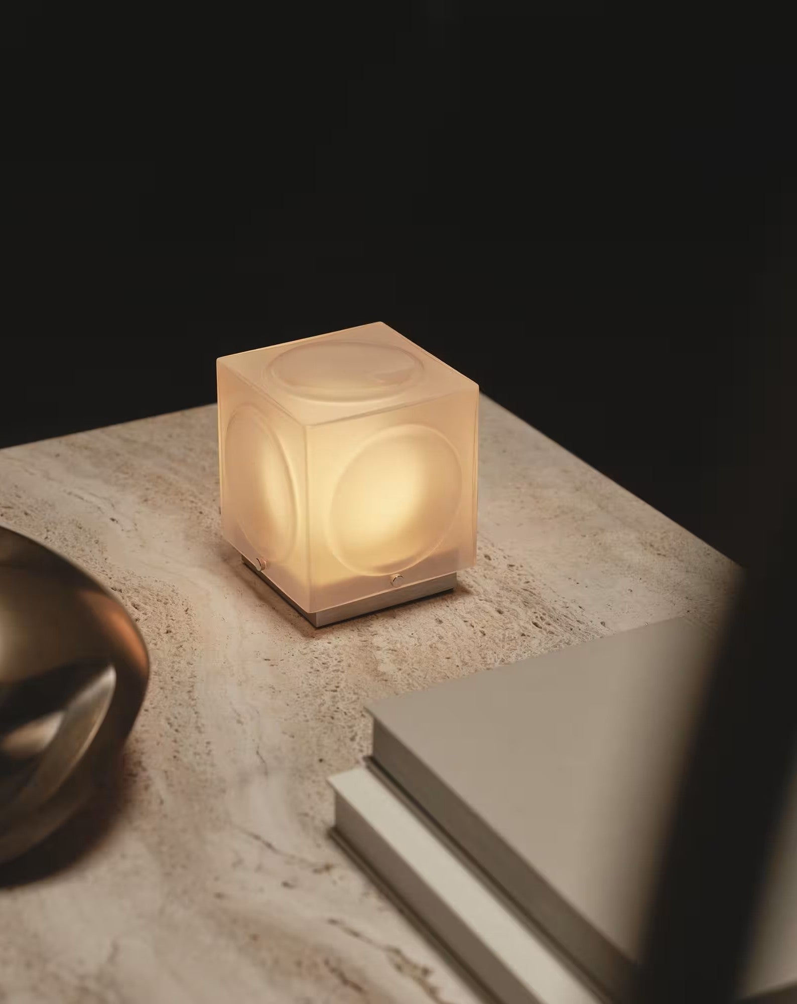 Tragbare Lampe CHANT mit mattem Schirm und silbernem Fuß