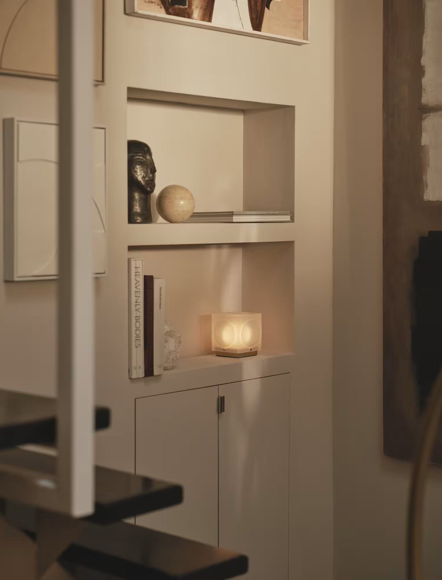 Tragbare Lampe CHANT mit mattem Schirm und braunem Fuß