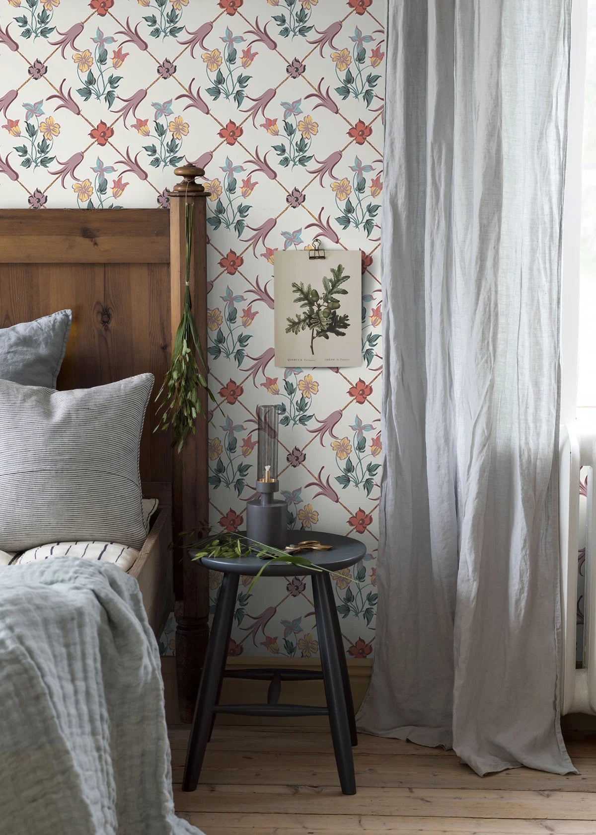 Vlies-Tapete mit Pflanzenmuster TESSIN in Weiß mit Lavendel- und Grüntönen