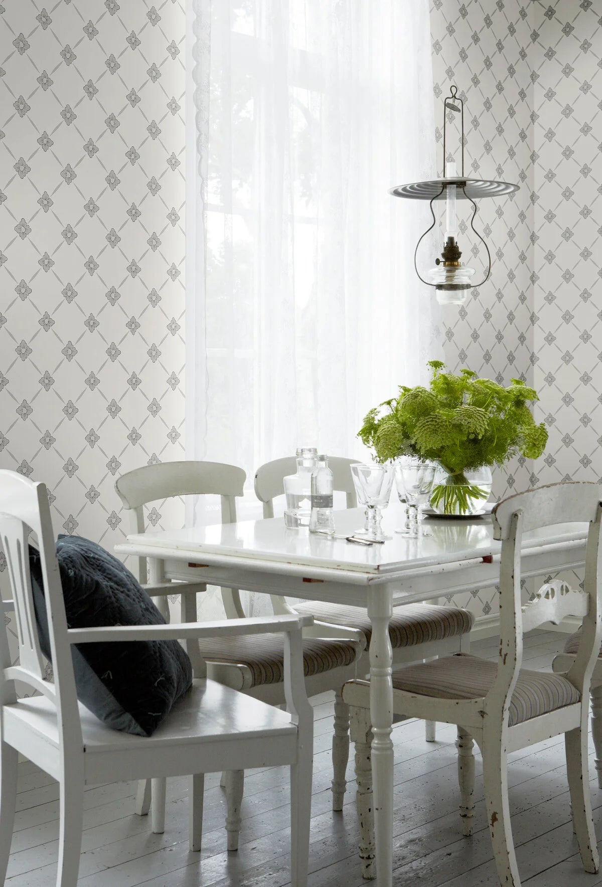 Vlies-Tapete mit pflanzlichem Muster LINNÉ warmweiß mit grau-beigen Akzenten