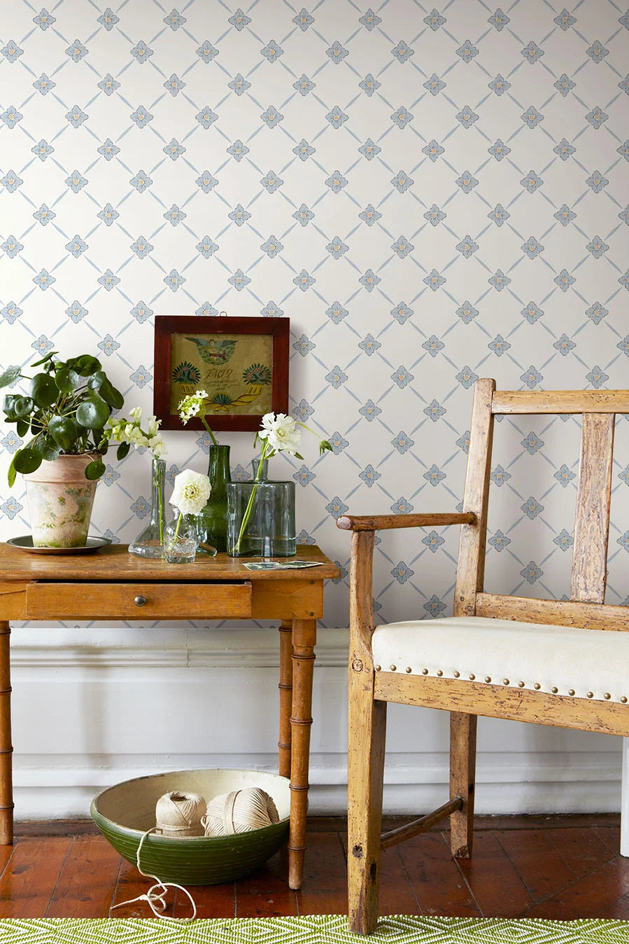 Vlies-Tapete mit pflanzlichem Muster LINNÉ warmweiß mit Blau