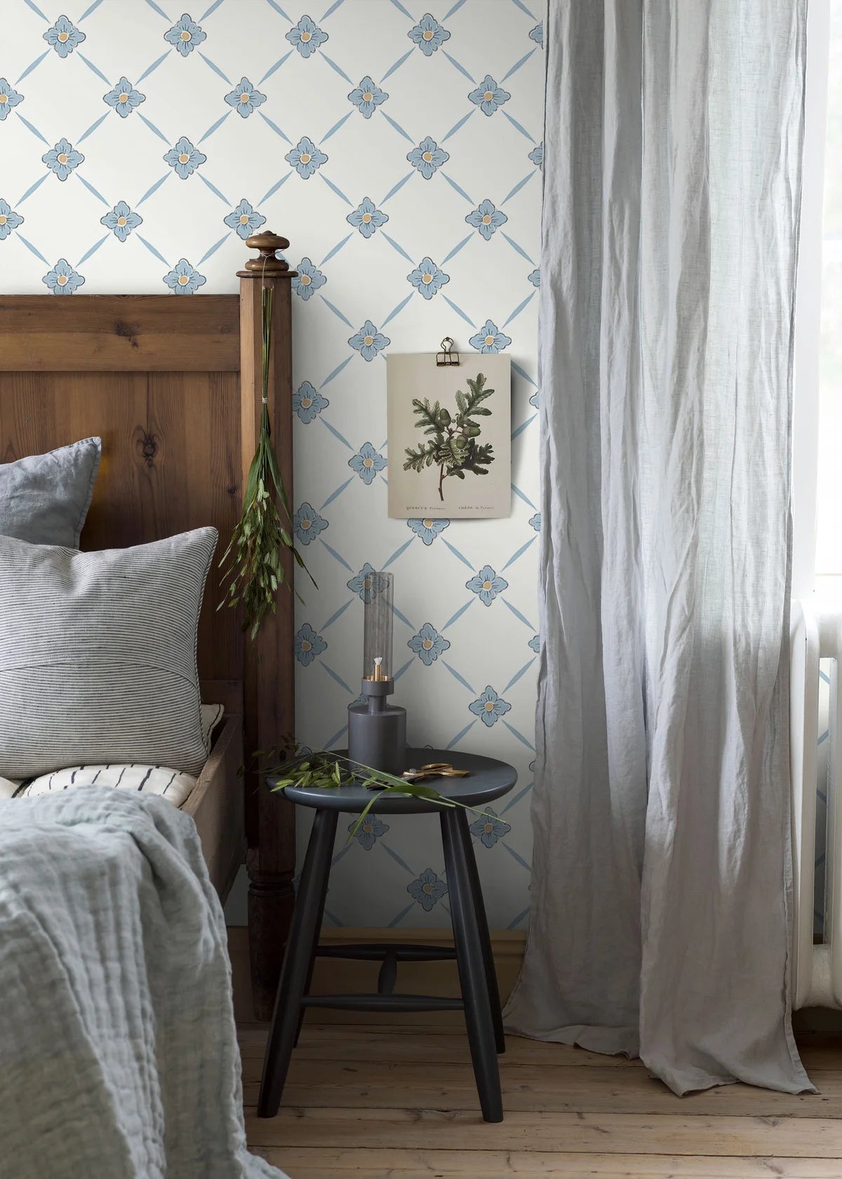 Vlies-Tapete mit pflanzlichem Muster LINNÉ warmweiß mit Blau