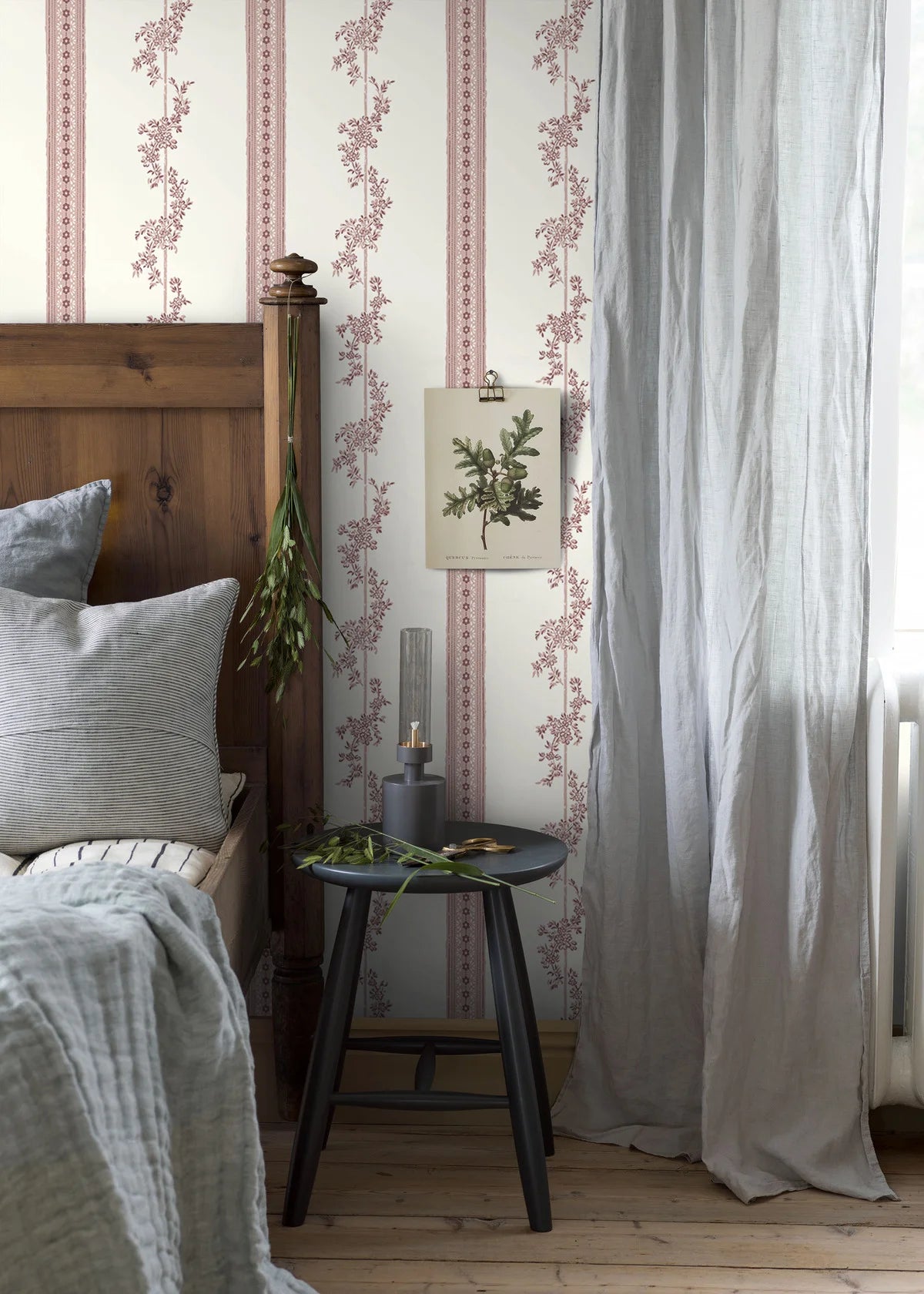 Vlies-Tapete mit pflanzlichem Muster DROTTNINGHOLM in Rosa mit Creme