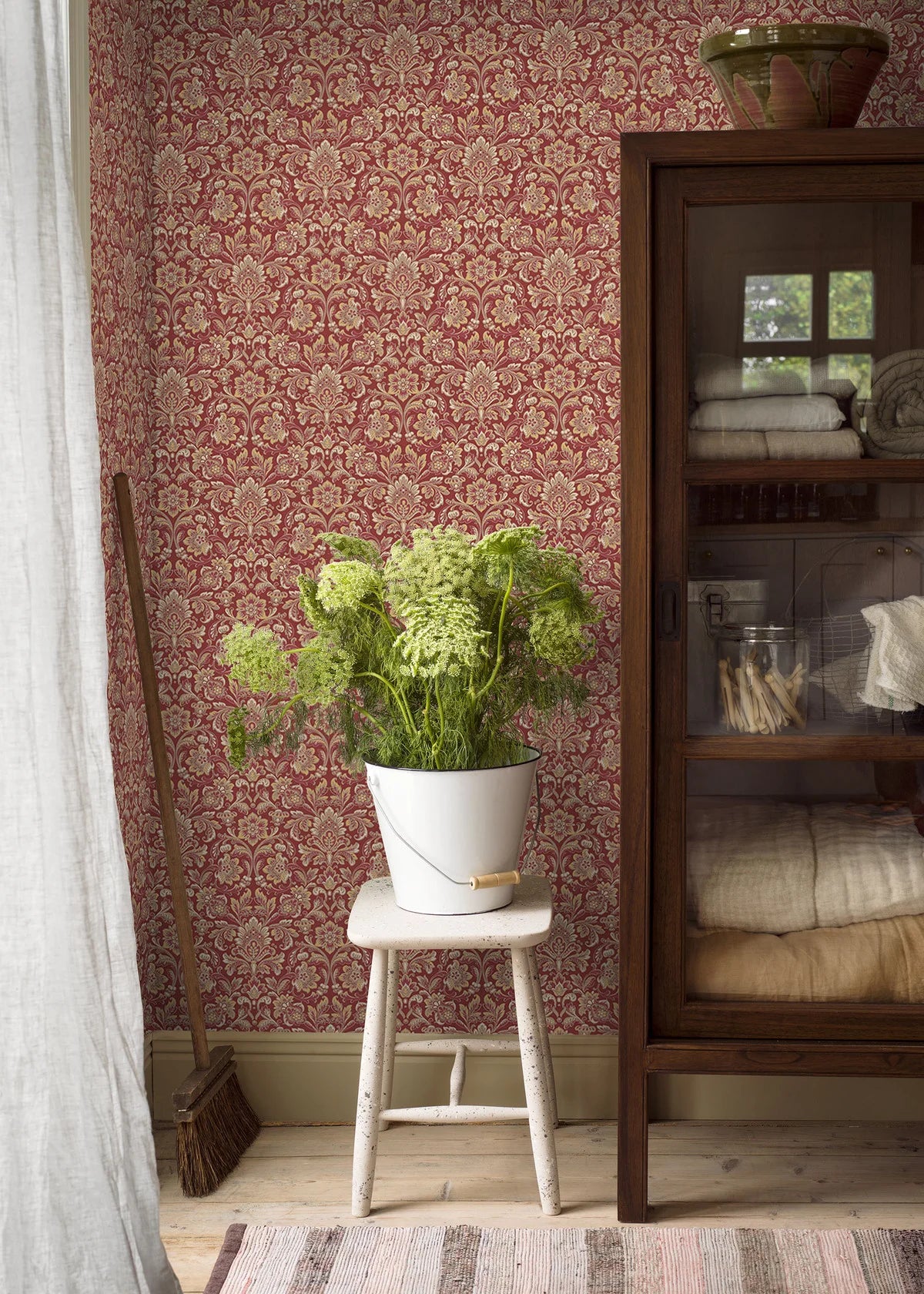 Vlies-Tapete mit pflanzlichem Muster FOGLAVIK bordeaux mit Gold