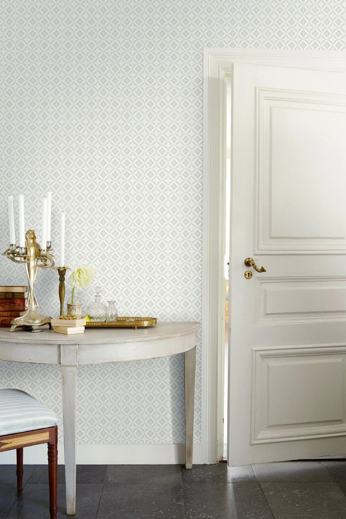 Vlies-Tapete mit geometrischem Muster LOKA in Weiß mit Grau