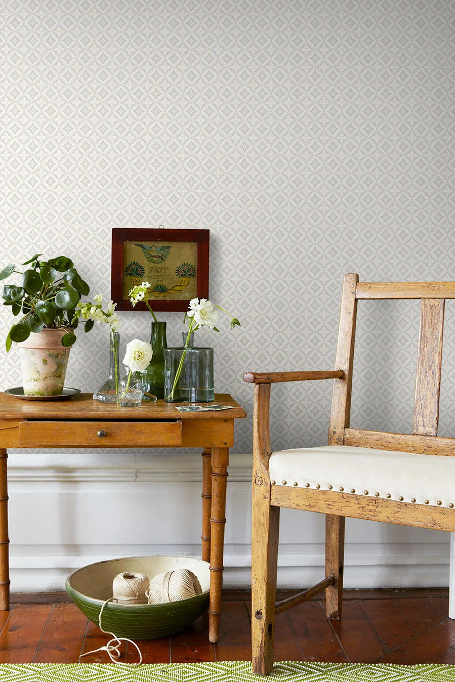 Vlies-Tapete mit geometrischem Muster LOKA in Weiß mit Grau