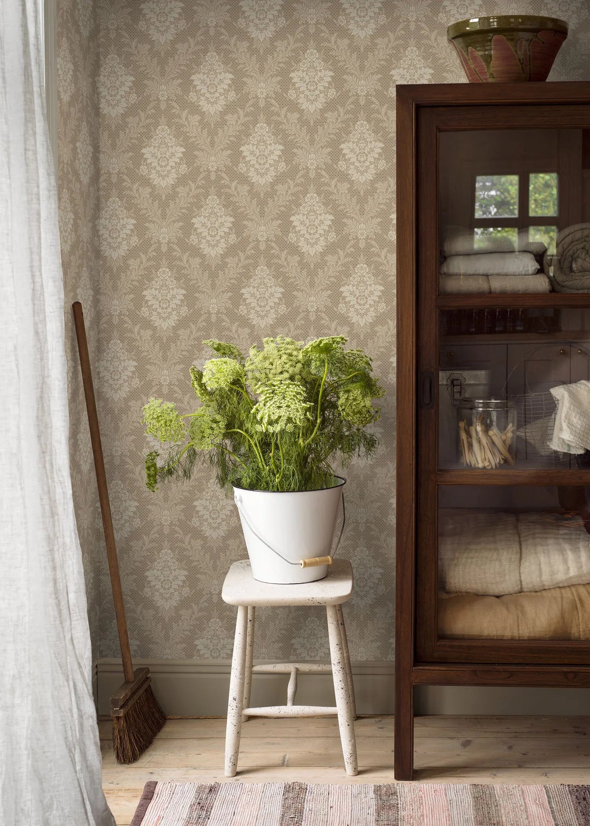 Vlies-Tapete mit pflanzlichem Muster SOFIA braun mit beige