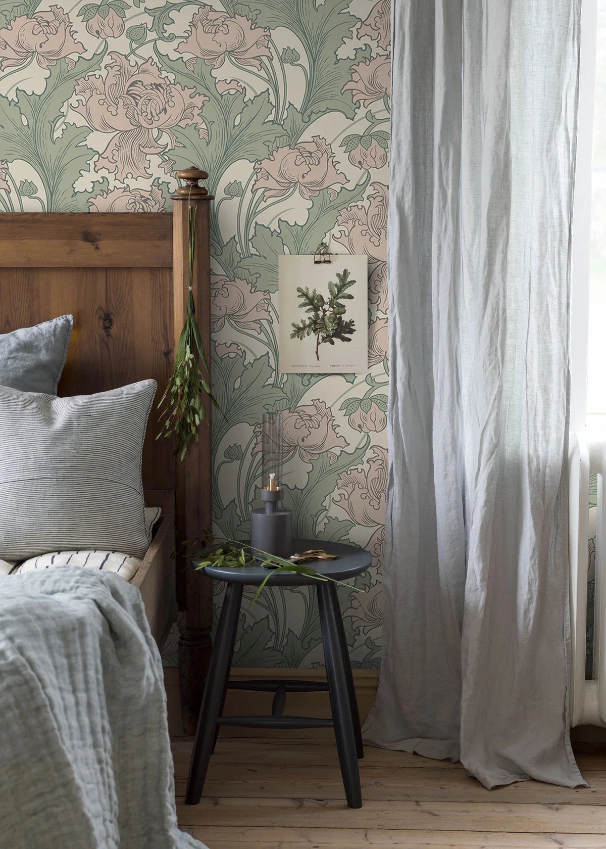 Vlies-Tapete mit pflanzlichem Muster SIRI in Pastellrosa mit Beige und Grün