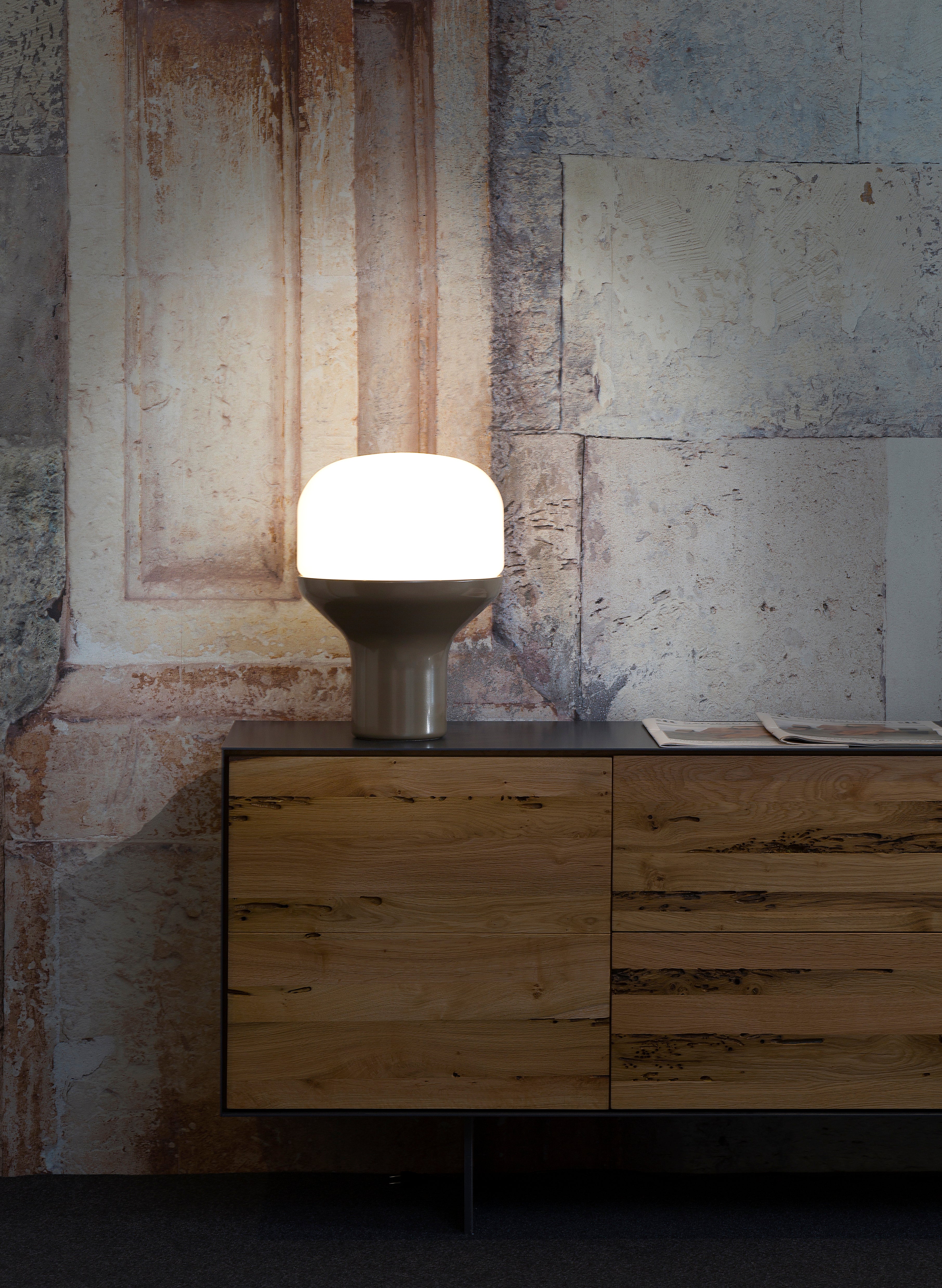 Lampa stołowa DELUX opalowe szkło z czarną podstawą