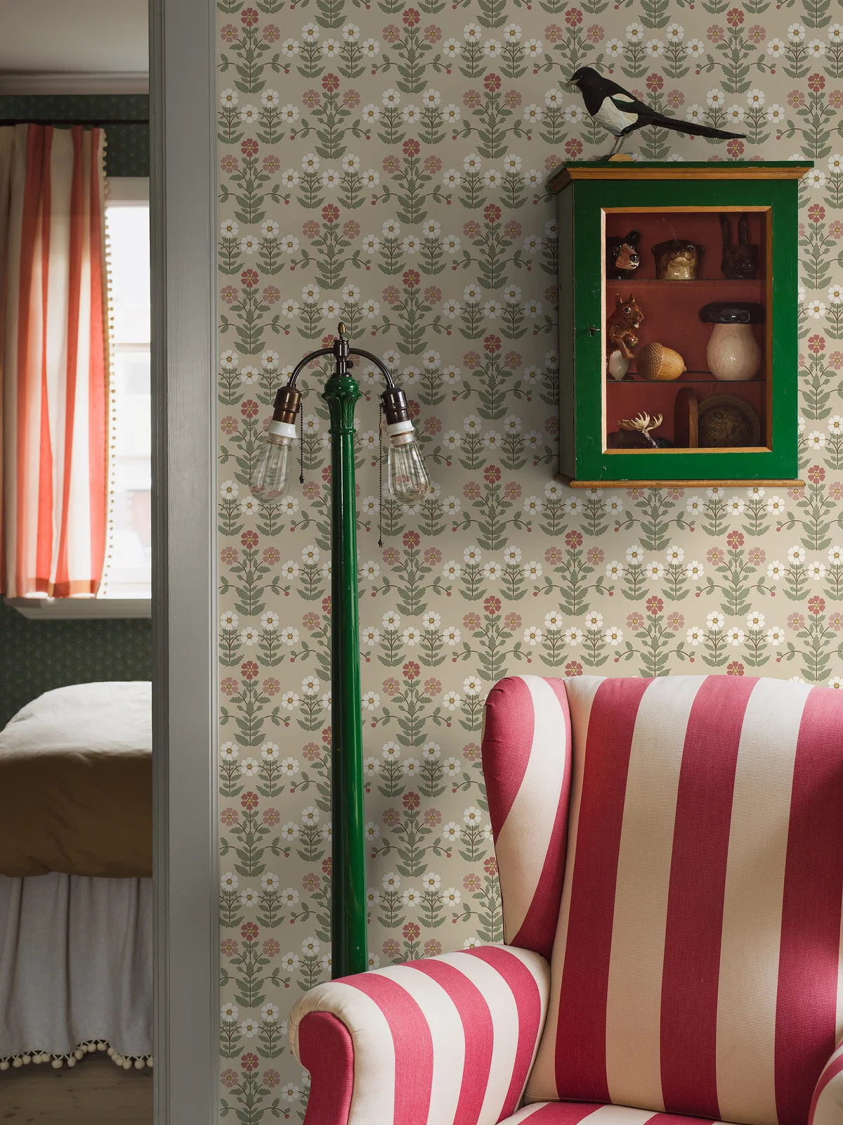 Tapete mit pflanzlichem Blumenmotiv SIPPOR braun mit weißem