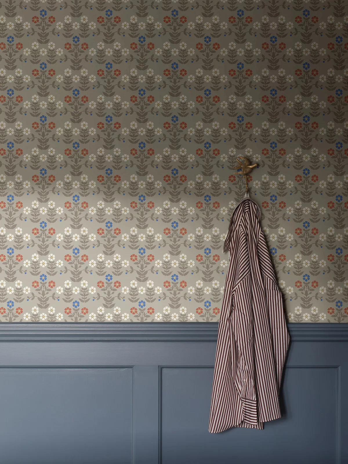 Tapete mit pflanzlichem Blumenmotiv SIPPOR braun mit rot