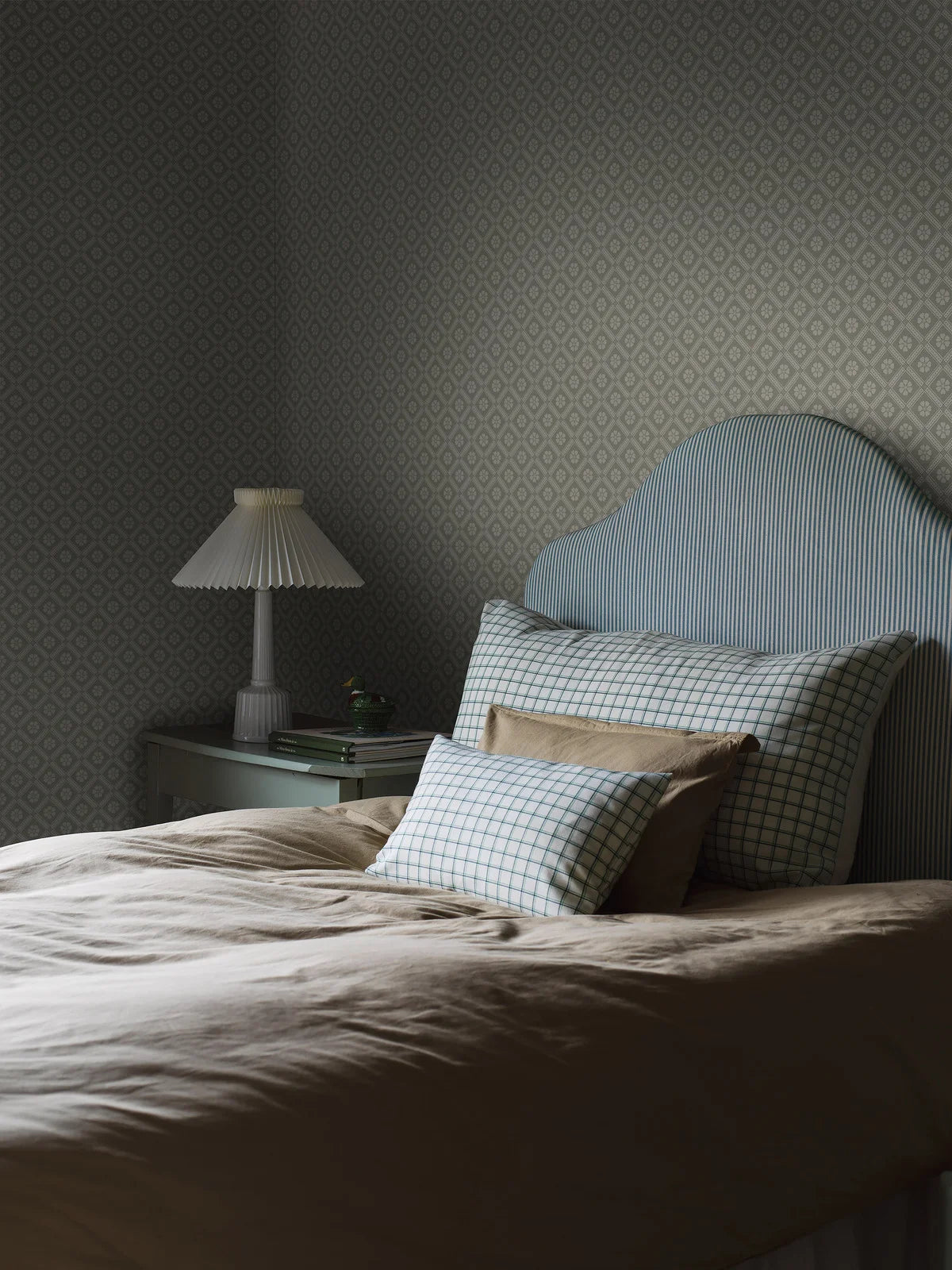 Tapete mit geometrischem Muster LOVE grün