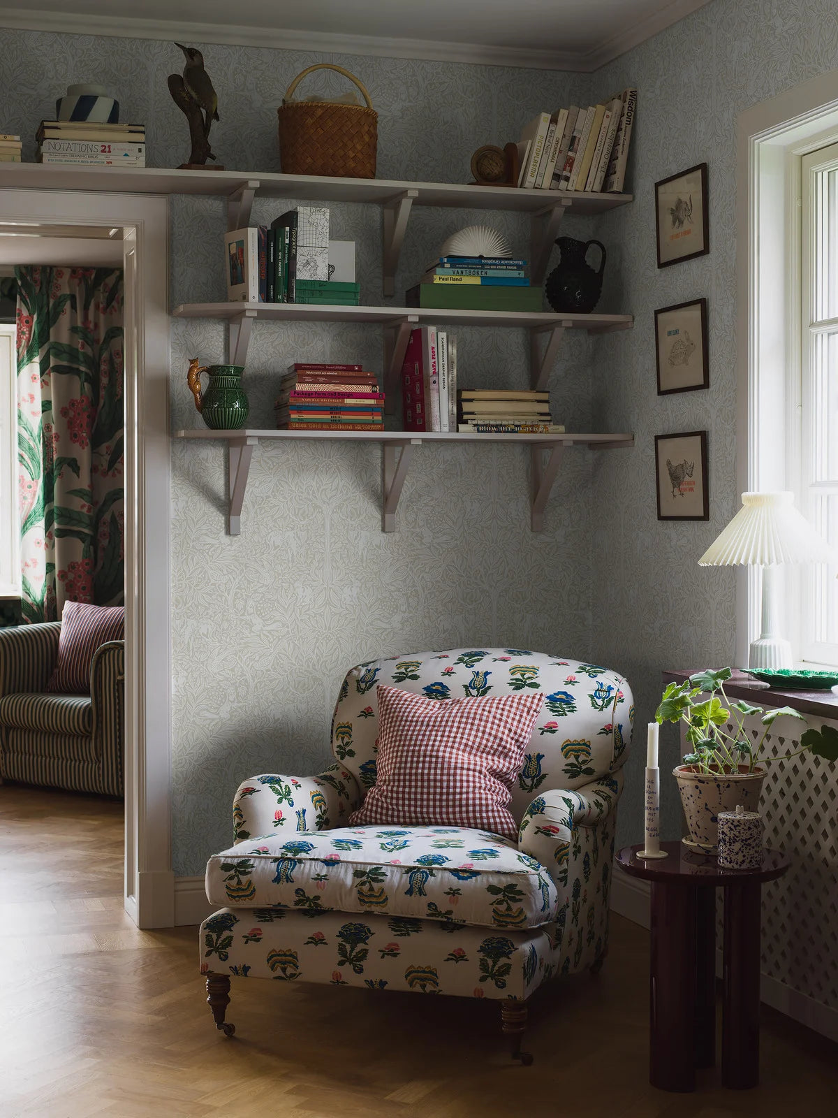 Tapete mit pflanzlichem Muster und Waldmotiv UNTER DEM HOLUNDERBAUM beige mit weißem