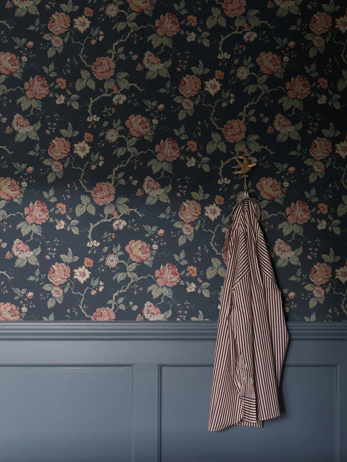 Tapete mit Pflanzenmotiv ROSENTRAD in Granatblau