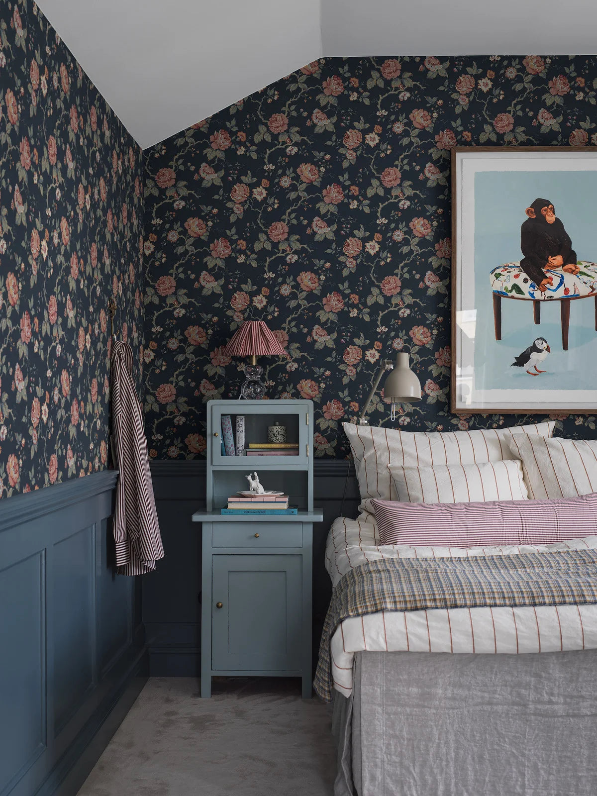 Tapete mit Pflanzenmotiv ROSENTRAD in Granatblau