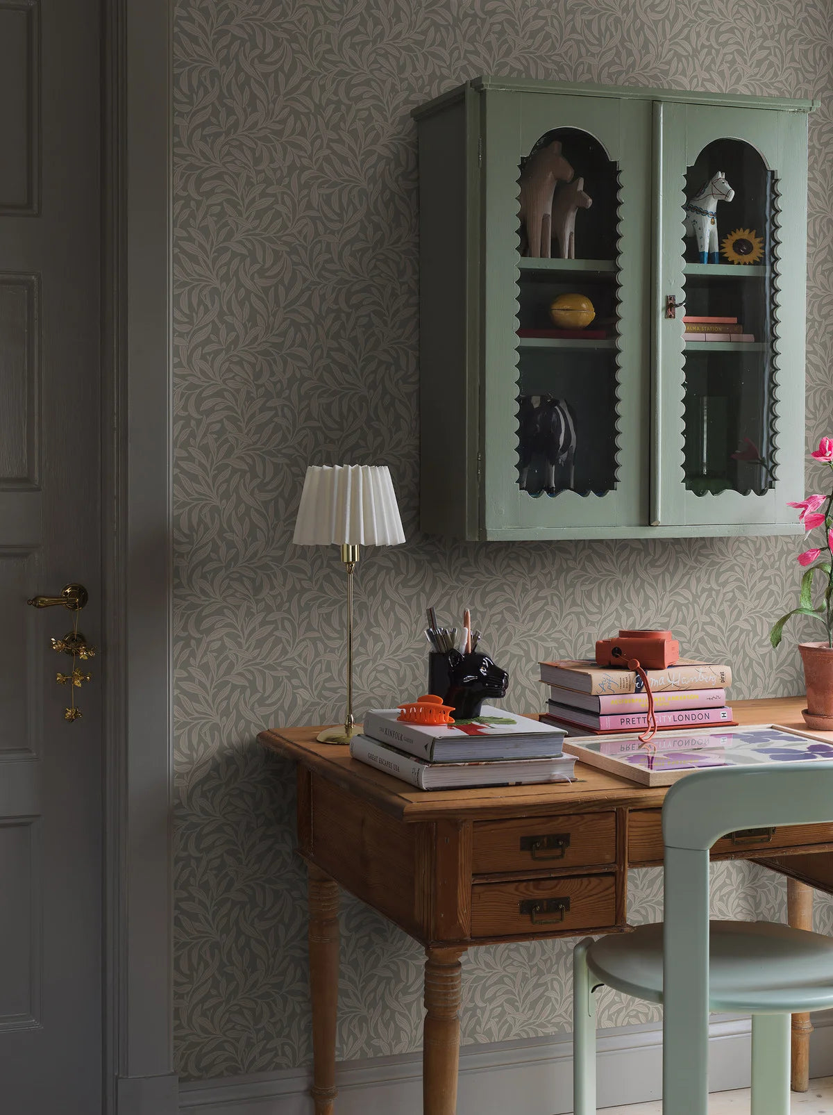 Tapete mit Pflanzenmotiv in Blättern VINTERGRONA grau mit beige