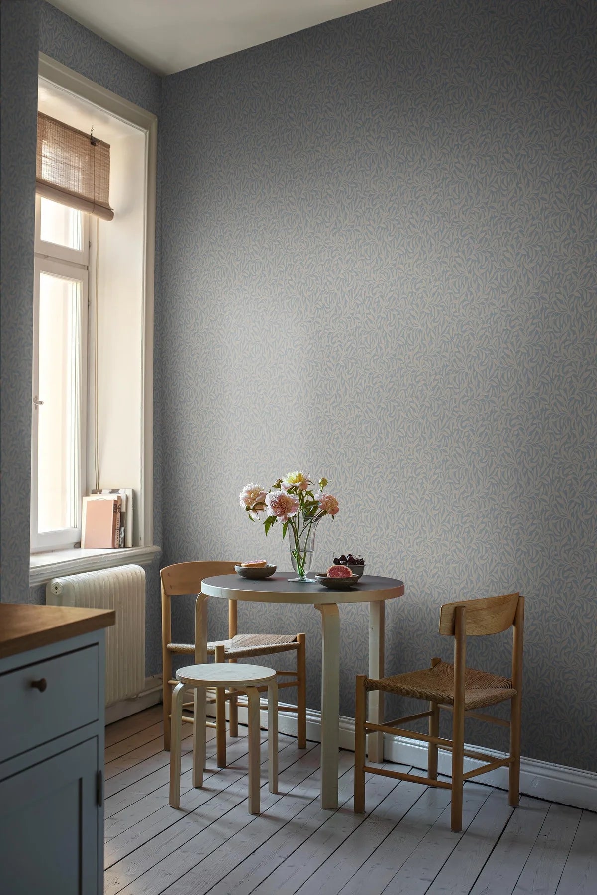 Tapete mit Pflanzenmotiv in Blättern VINTERGRONA himmelblau mit beige