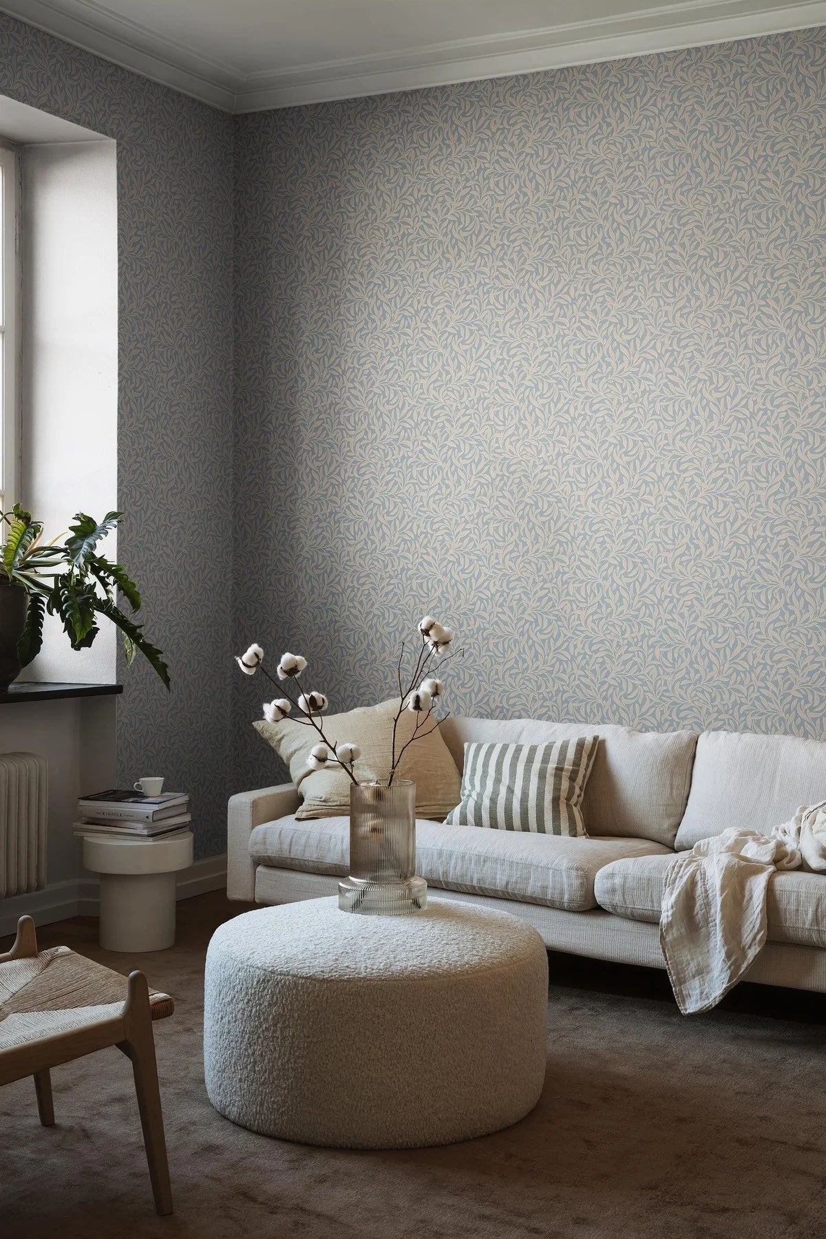 Tapete mit Pflanzenmotiv in Blättern VINTERGRONA himmelblau mit beige
