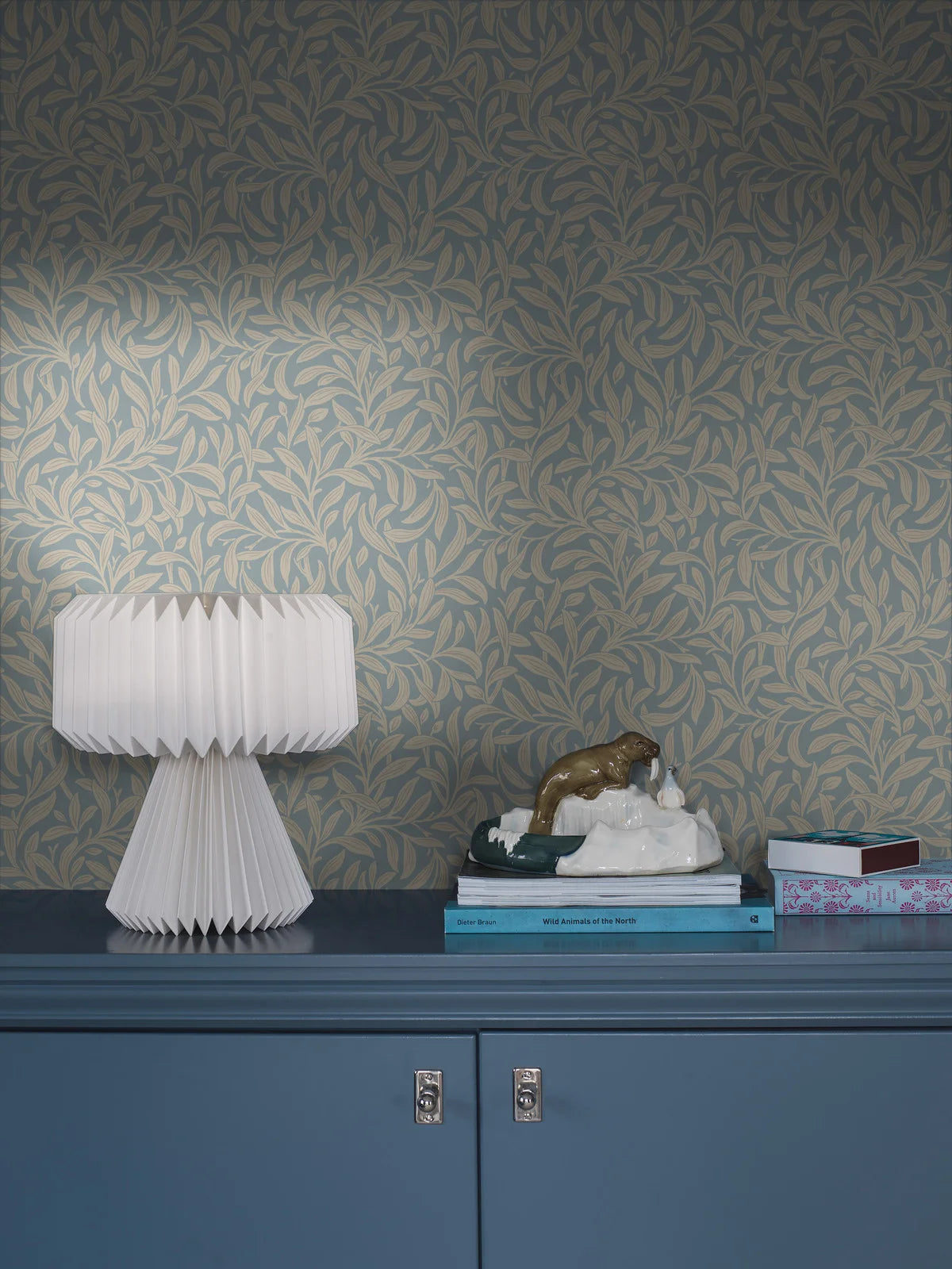 Tapete mit Pflanzenmotiv in Blättern VINTERGRONA himmelblau mit beige