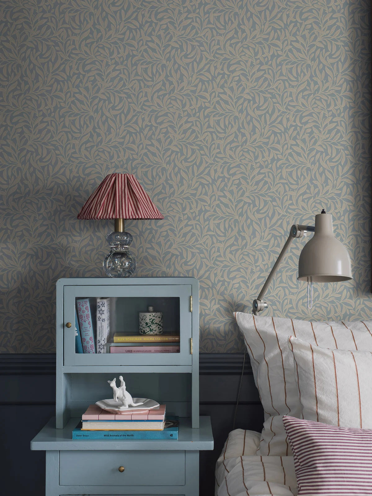 Tapete mit Pflanzenmotiv in Blättern VINTERGRONA himmelblau mit beige