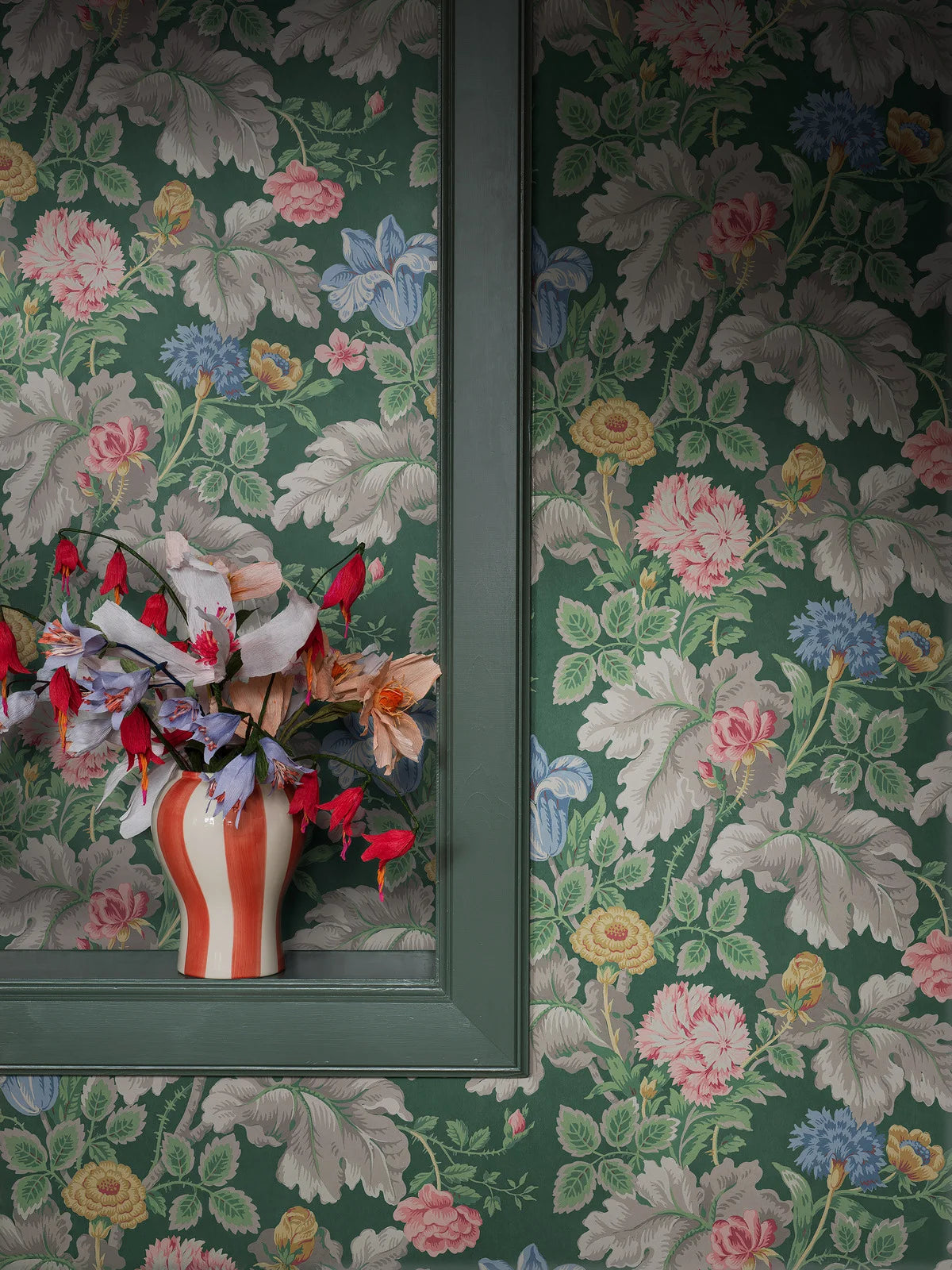 Tapete mit Pflanzenmotiv in Blumen CARNATION GARDEN grün