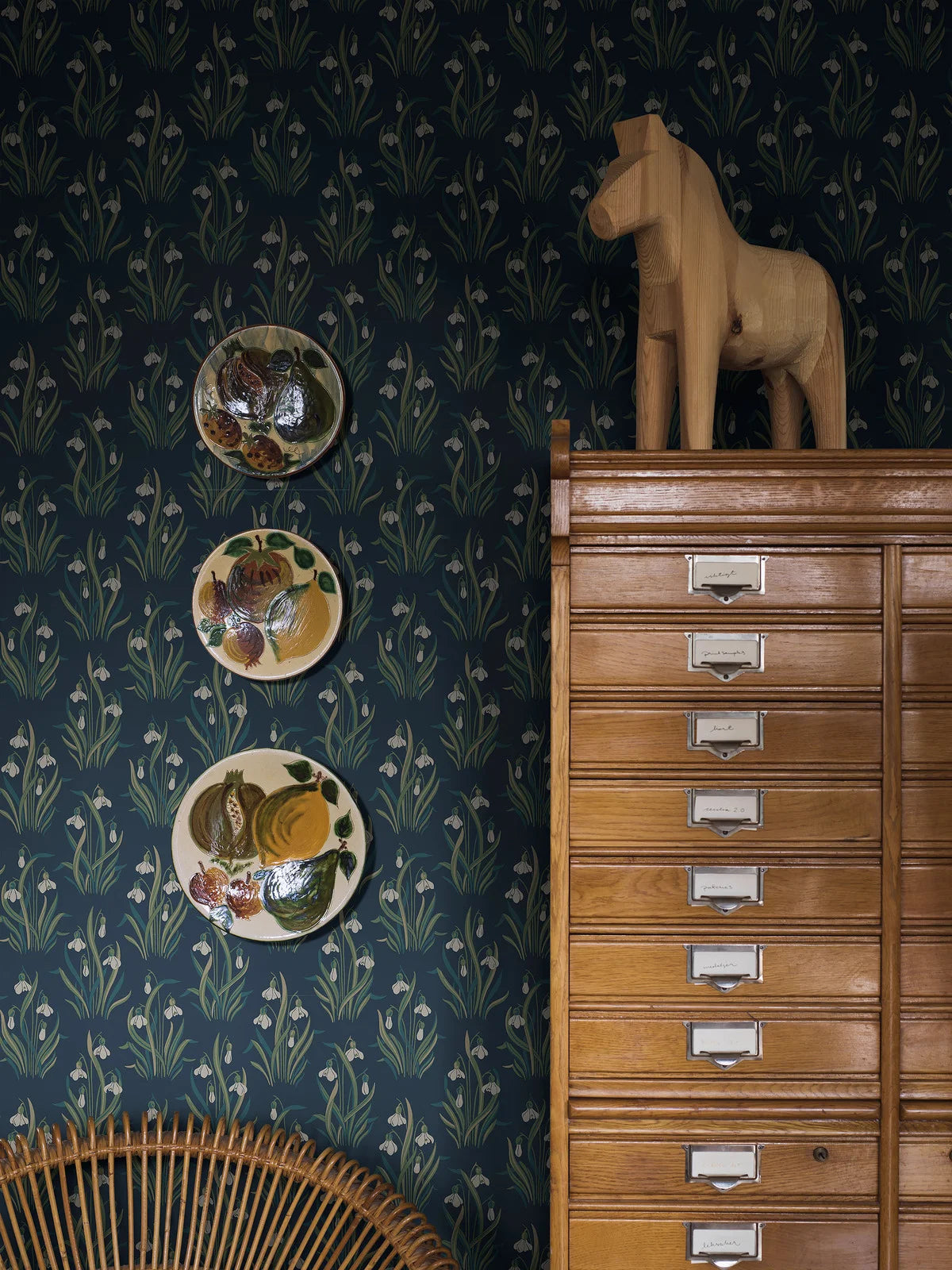Tapete mit pflanzlichem Blumenmotiv SNODROPPE blau mit grün