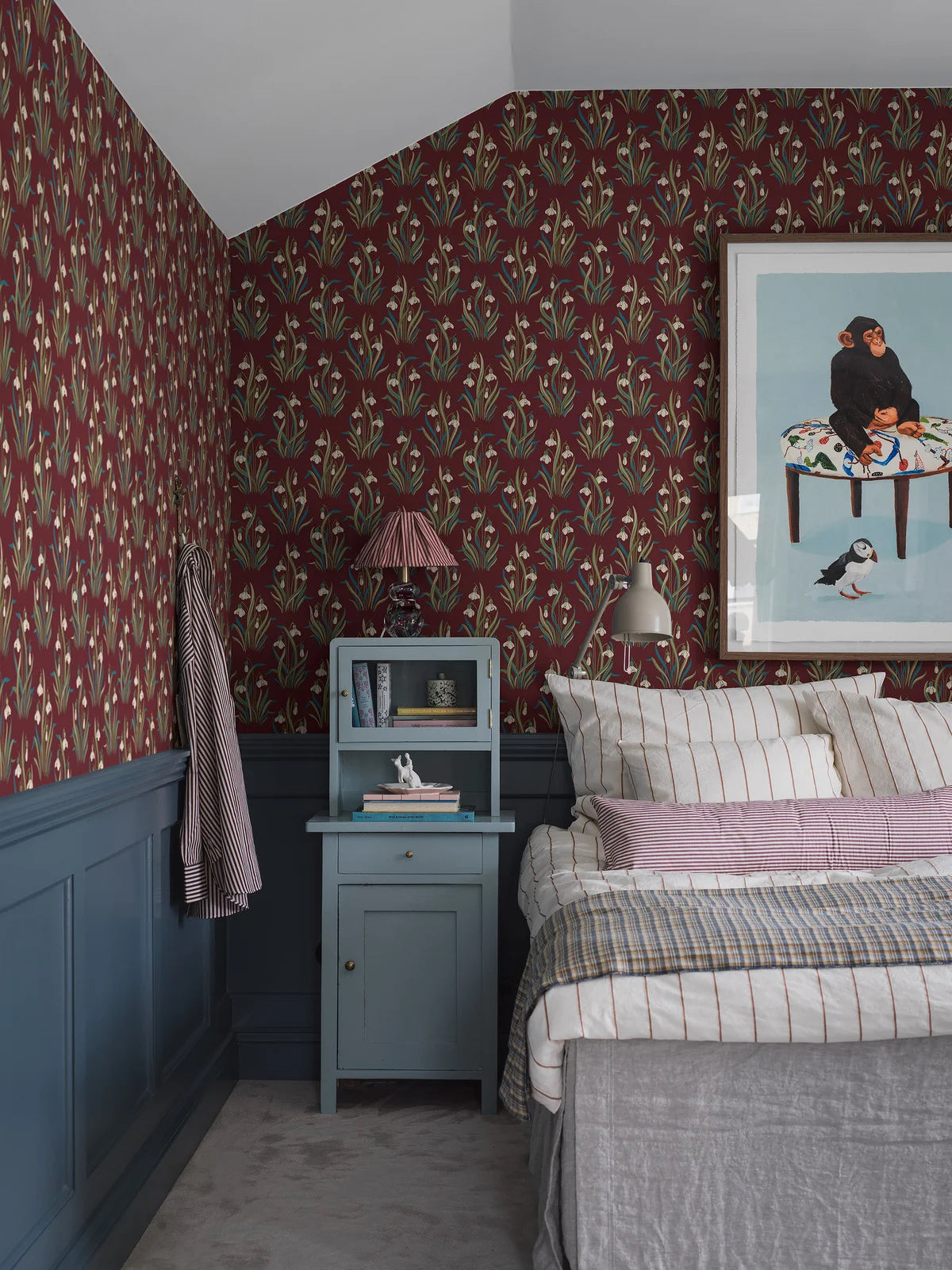 Tapete mit pflanzlichem Blumenmotiv SNODROPPE rot mit blau