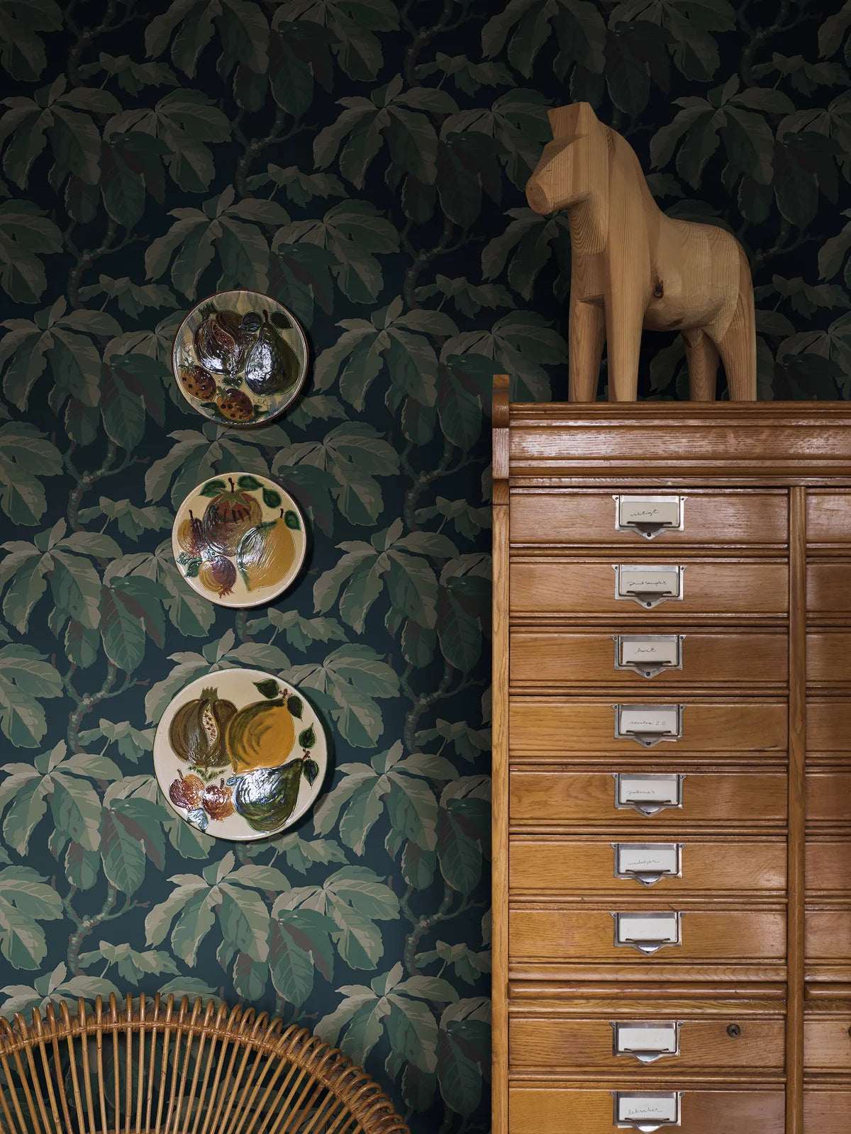 Tapete mit Pflanzenmotiv KASTANJI dunkelgrün