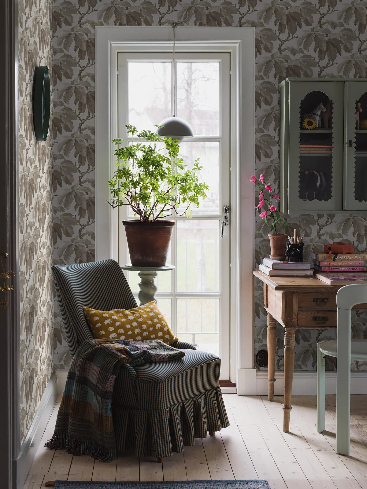 Tapete mit Pflanzenmotiv KASTANJA weiß mit braun