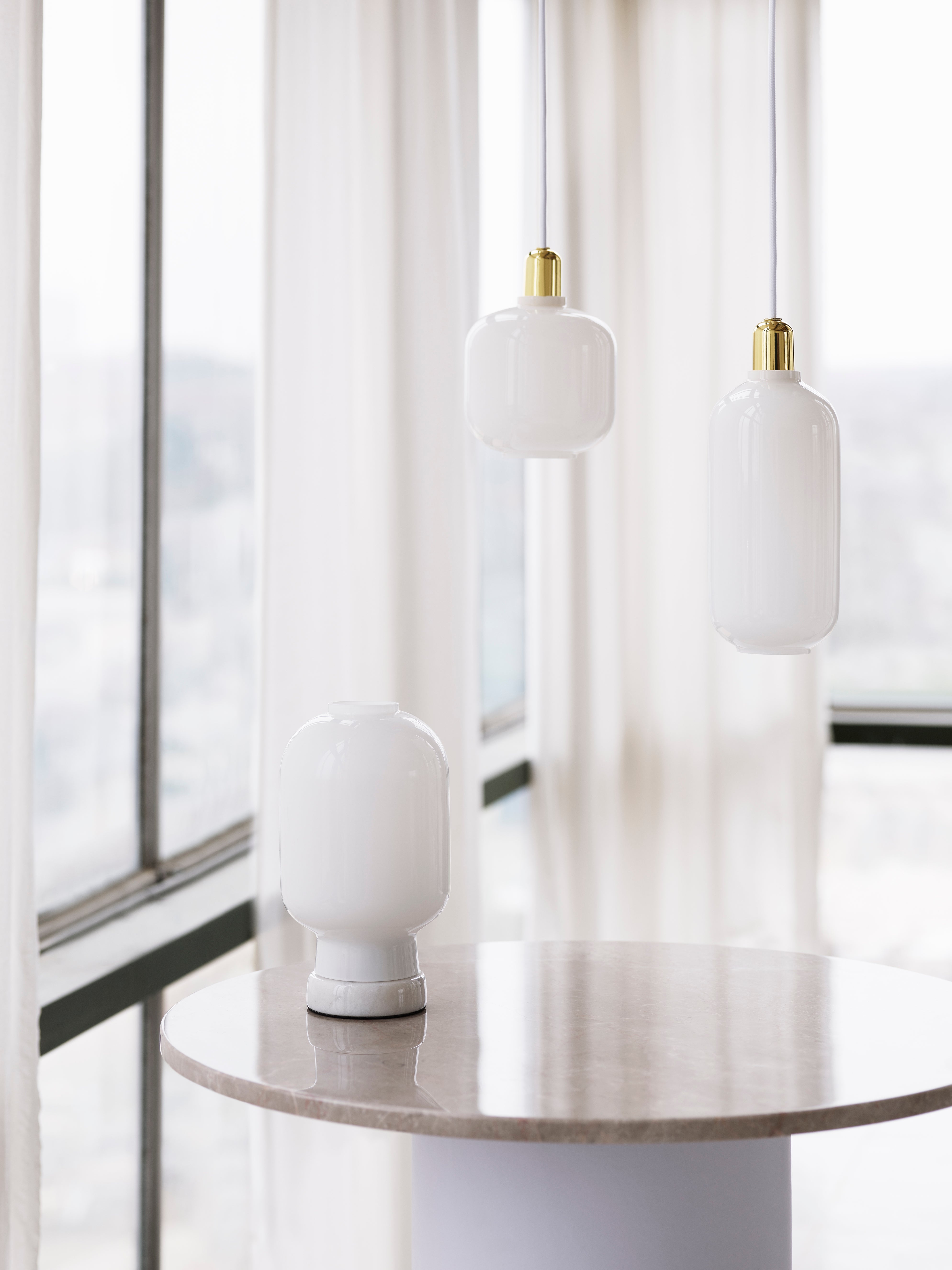 AMP LARGE Pendelleuchte aus weißem Glas mit Goldfinish