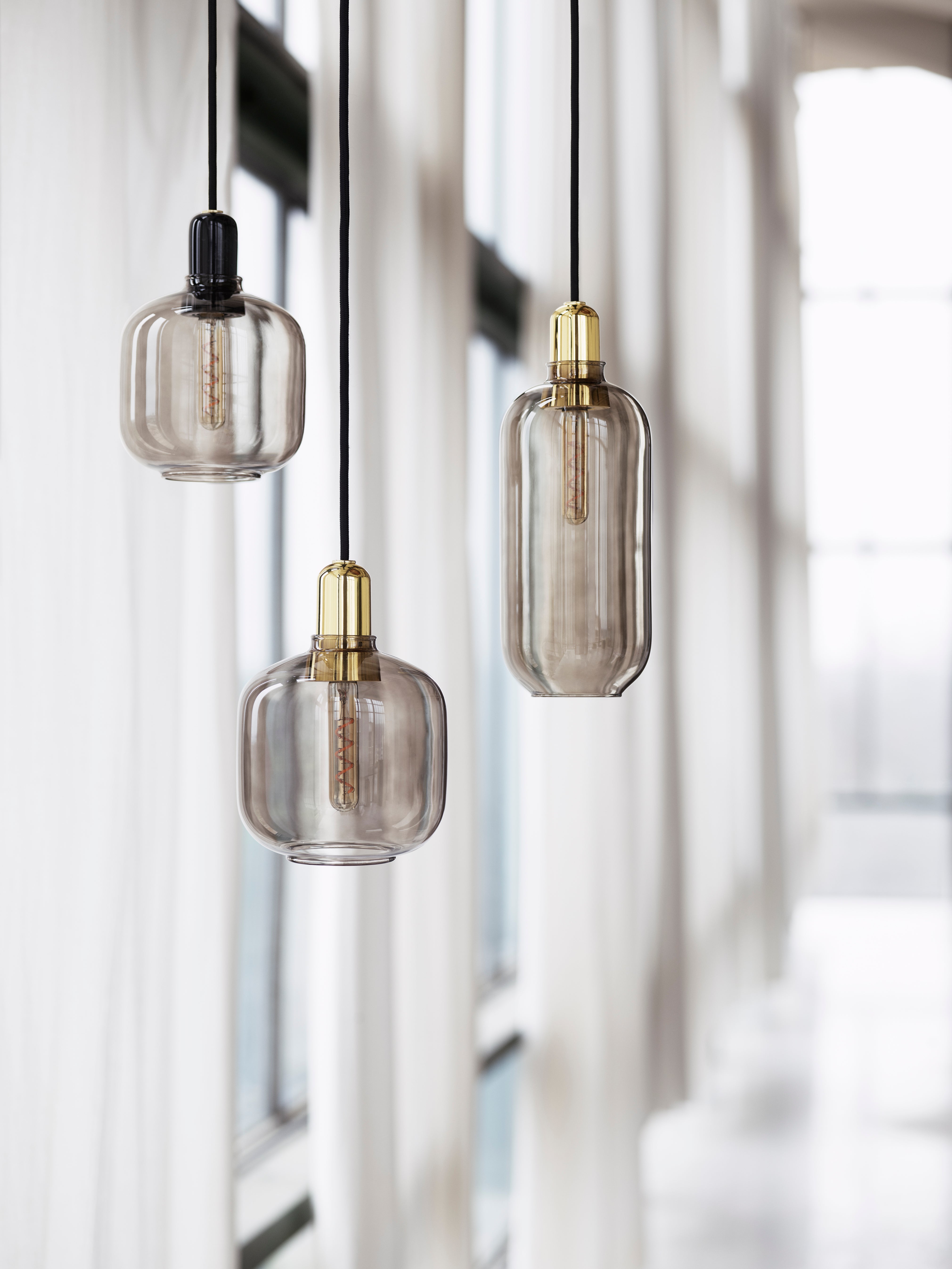 AMP LARGE Pendelleuchte, Rauchglas mit Goldfinish