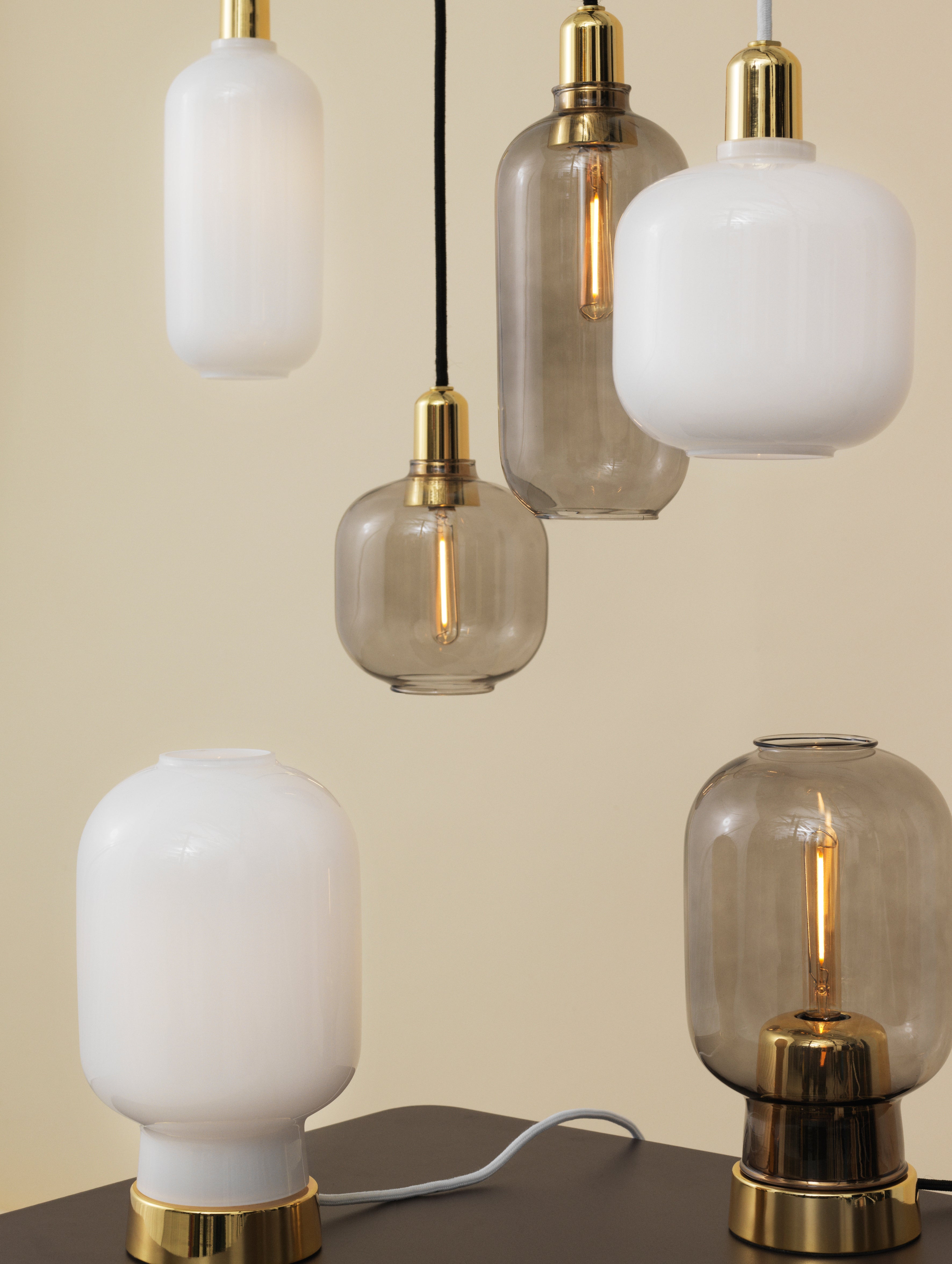 AMP LARGE Pendelleuchte, Rauchglas mit Goldfinish
