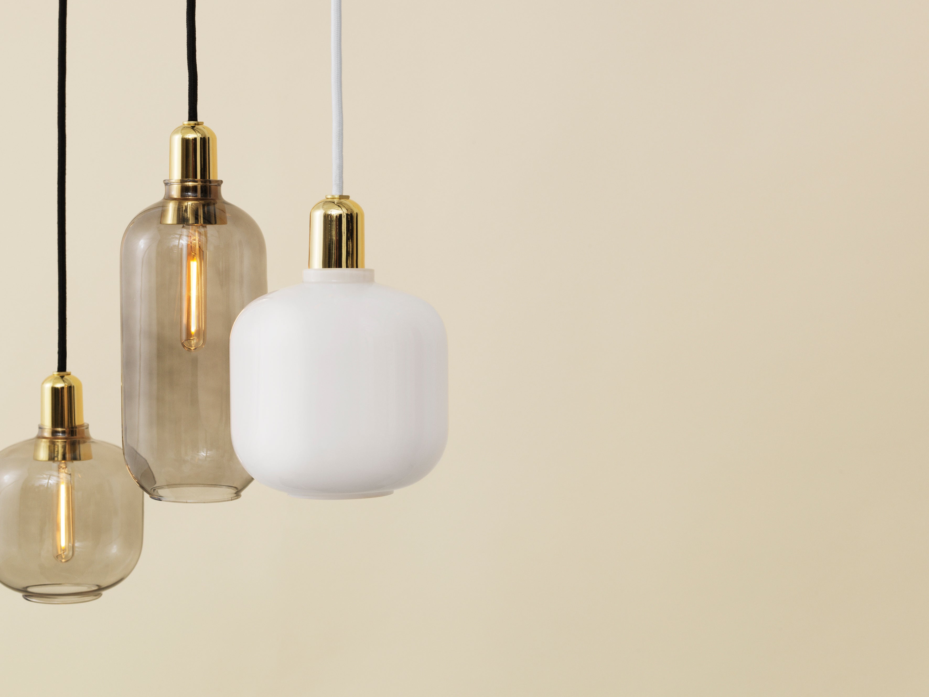 AMP Pendelleuchte Weißes Glas mit Gold-Finish