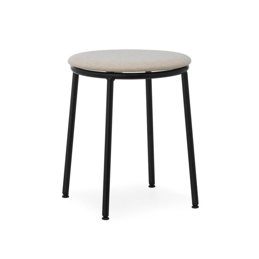 Circa beige Stuhl mit einer schwarzen Basis