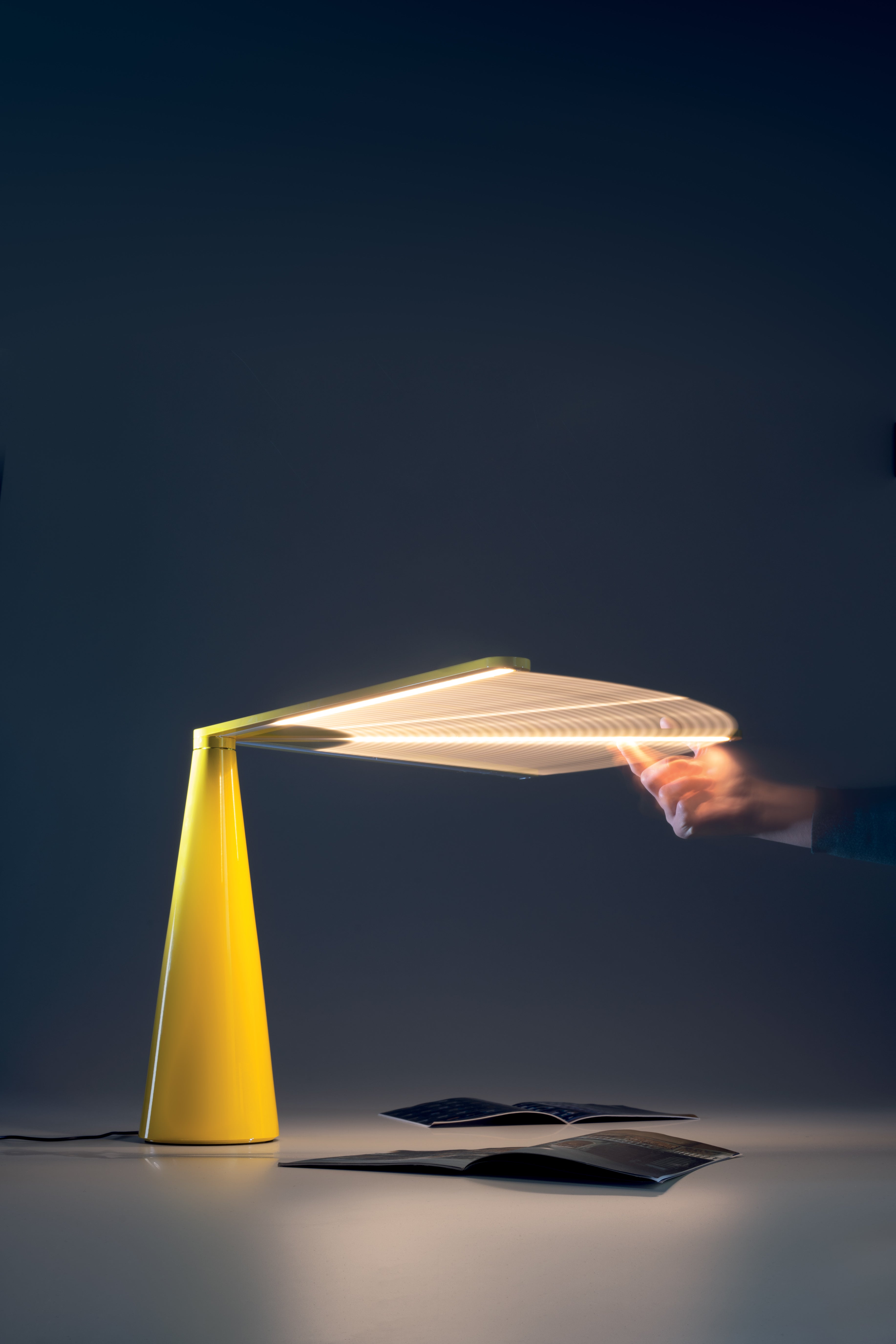 ELICA table lamp in glossy white