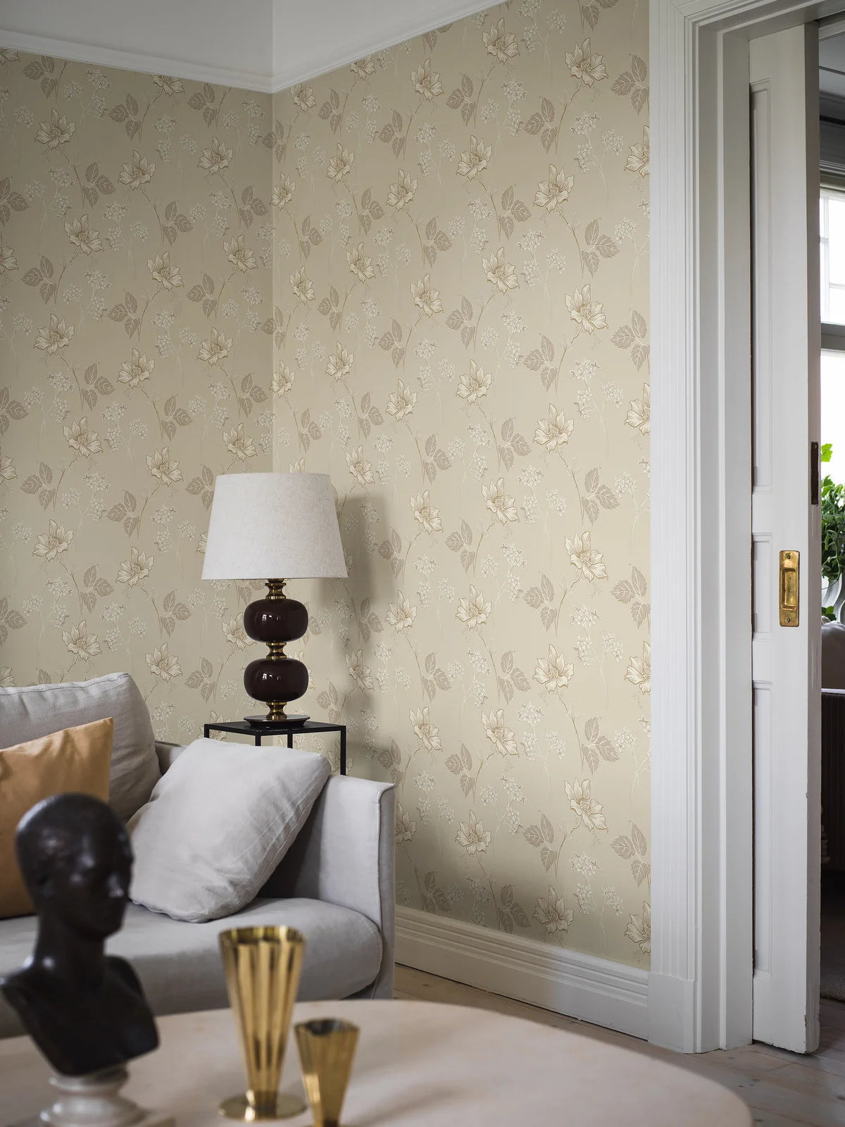 Tapete mit pflanzlichem Blumenmotiv VALBORG sandfarben