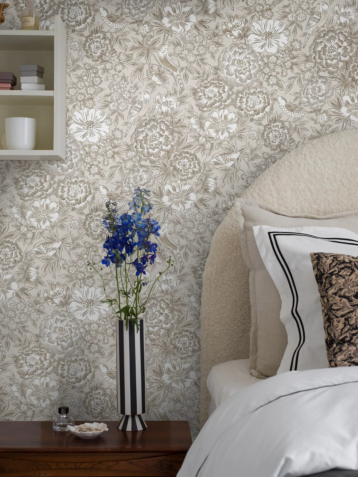 Tapete mit pflanzlichem Blumenmotiv DAGMAR beige mit Weiß