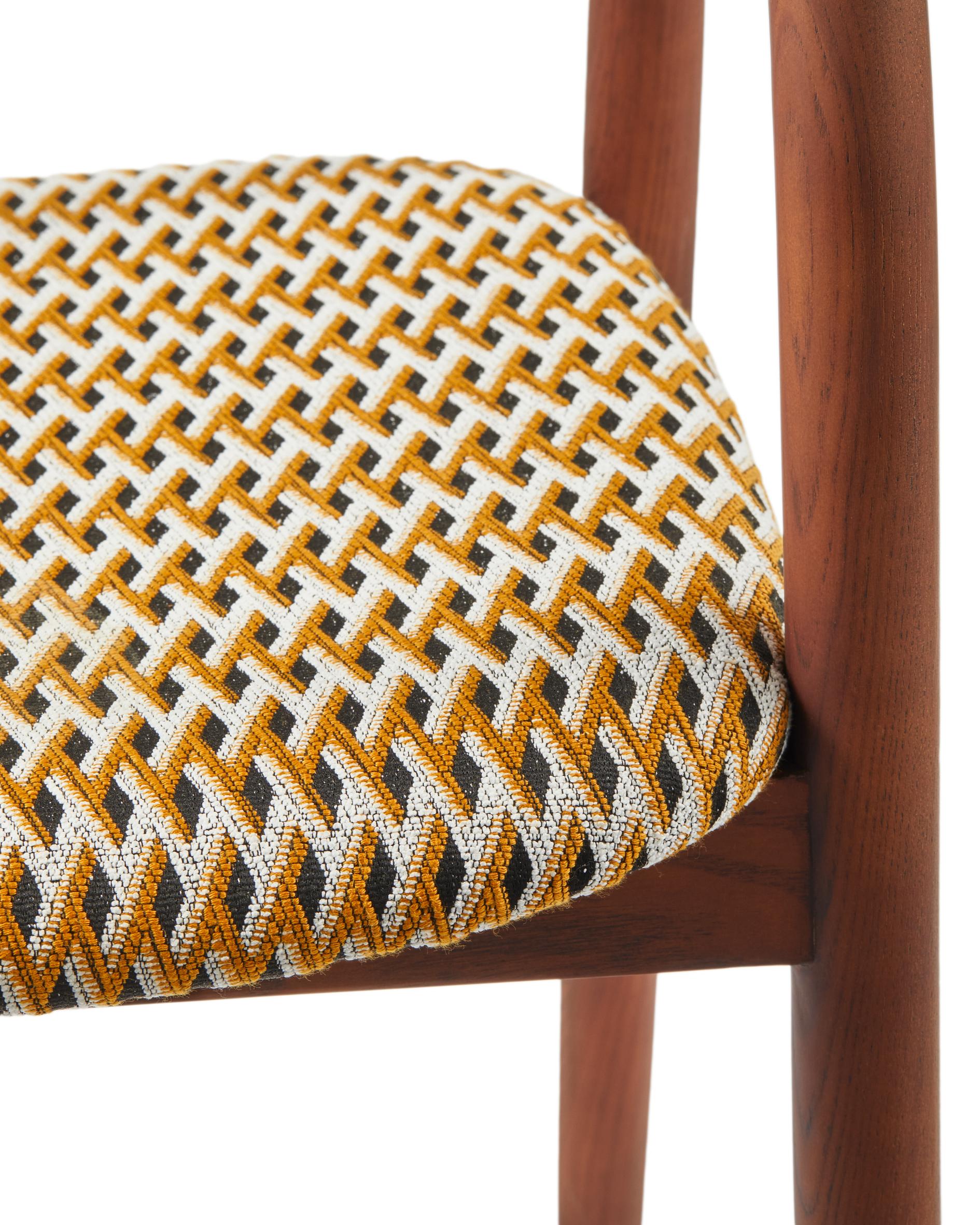 Sessel mit Armlehnen HENRY in geometrischem Muster mit Holzgestell