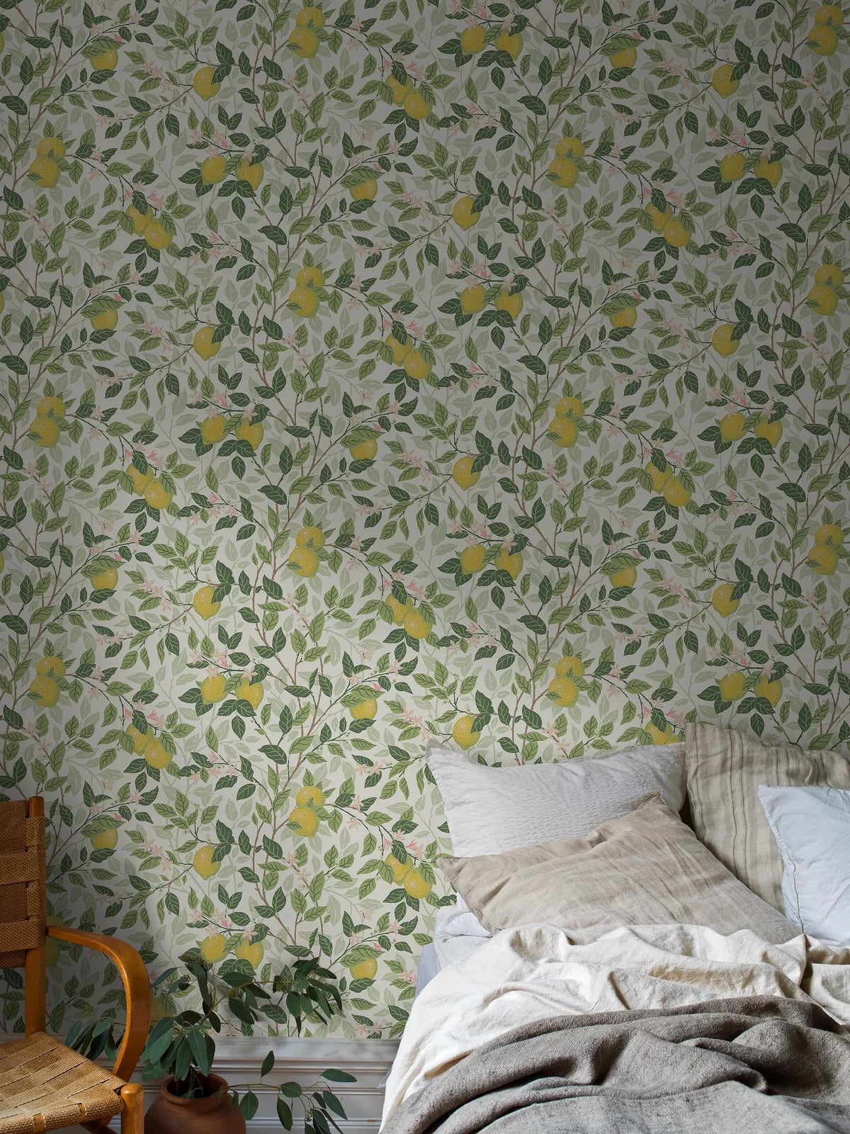 Vlies-Tapete mit pflanzlichem Muster CITRONTRÄD in Weiß mit Grün