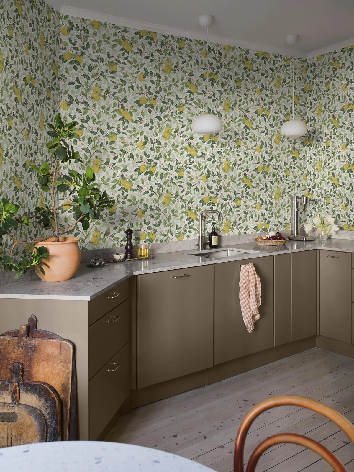 Vlies-Tapete mit pflanzlichem Muster CITRONTRÄD in Weiß mit Grün